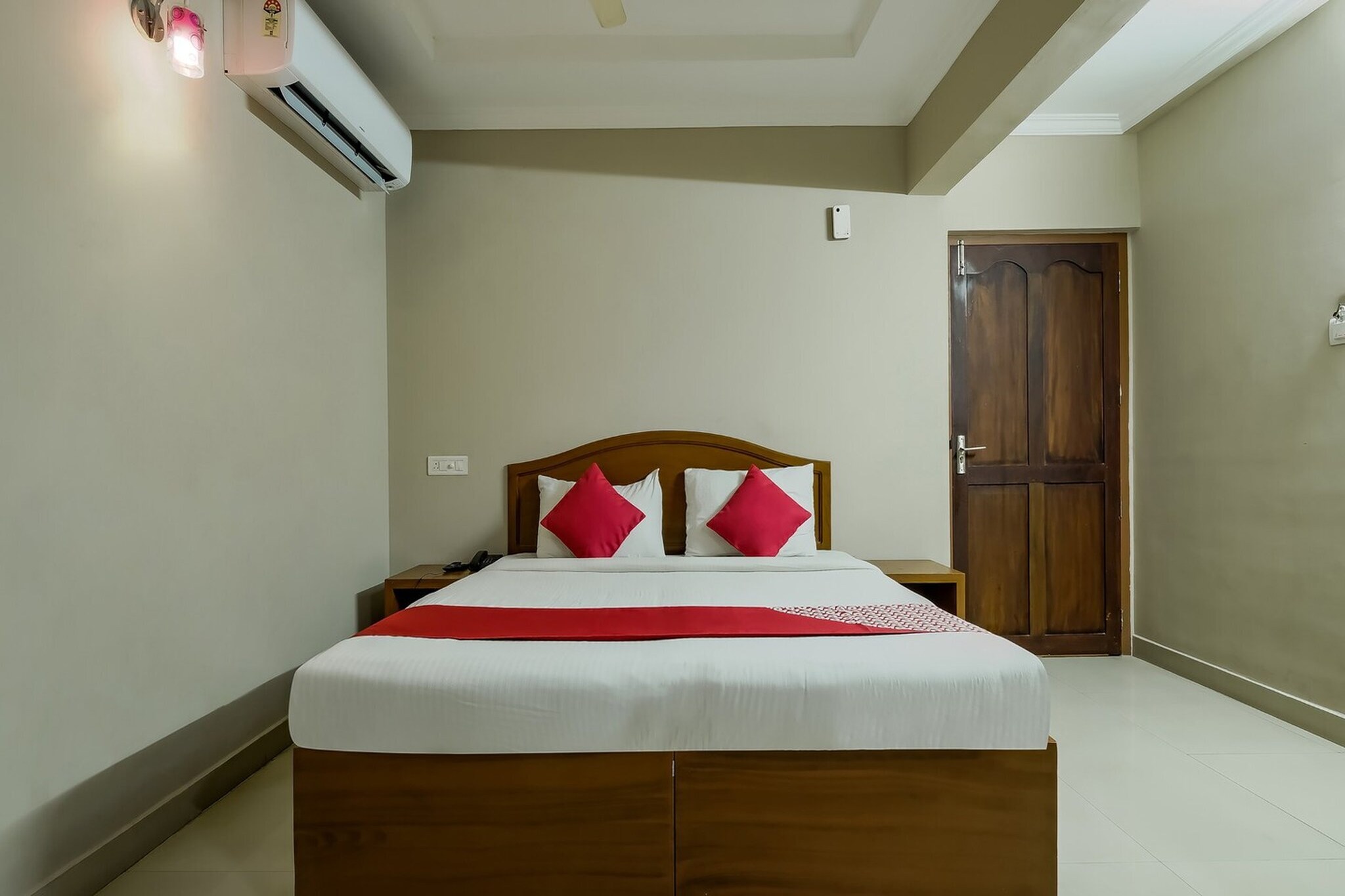Ground floor: (bedroom(double bed, TV, seating area, air conditioning, lift, Towels incl., telephone), bathroom(bathtub or shower, shower, washbasin, toilet, shampoo, body soap, hot water))