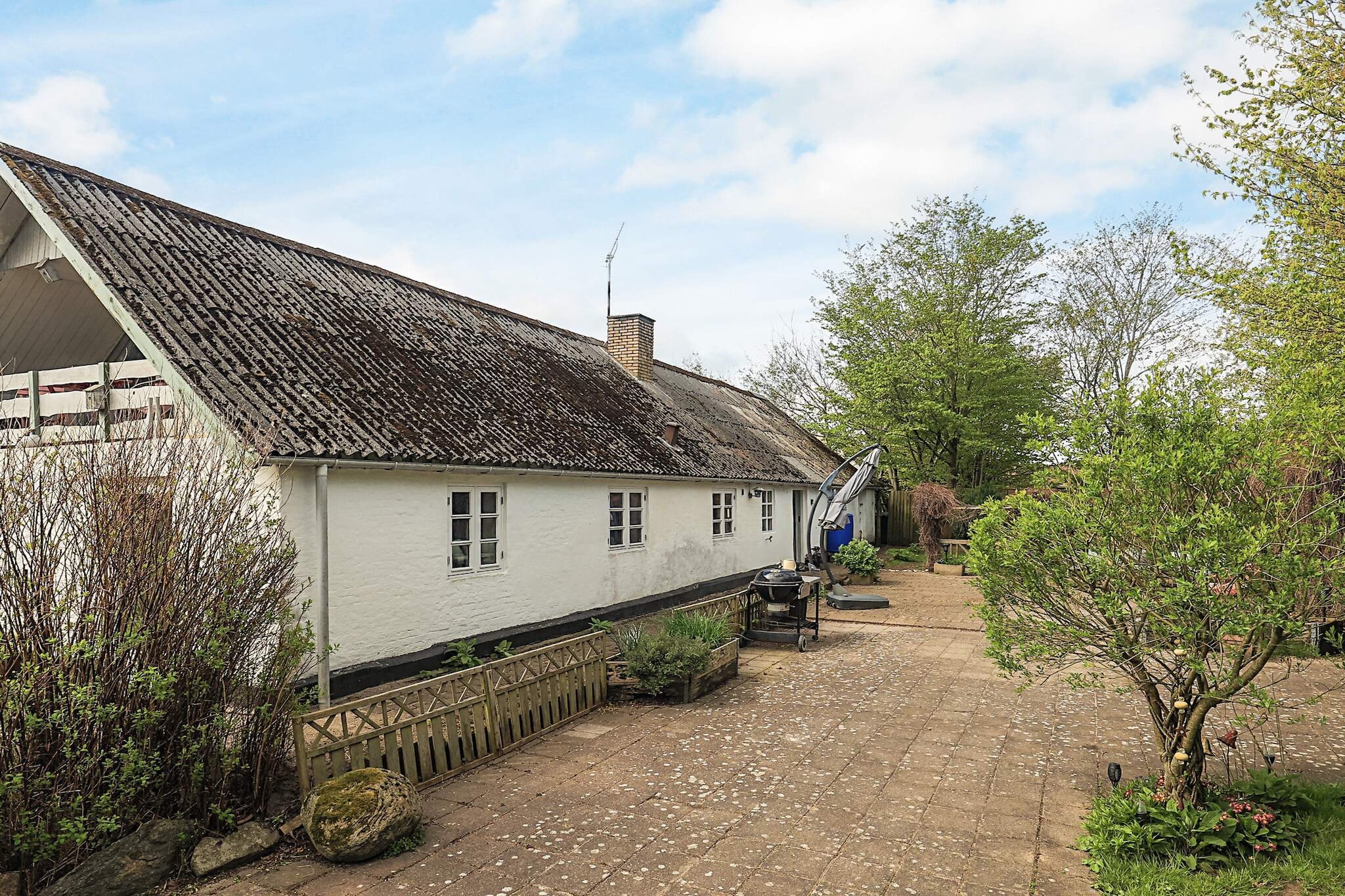 Charming older country house for 6 people. Cozy and spacious 122 m² country house for up to 6 people - ideal for families or small groups seeking peace and quiet in scenic surroundings. The house has three bedrooms, a bright bathroom with both shower and bathtub and a fully equipped kitchen with coffee machine, , dishwasher ,refrigerator , stove and oven. A washing machine is also available. Outside, the house offers a large, green garden with plenty of space for play and relaxation, including a play area for the children. On both sides of the house there are lovely terraces - perfect for enjoying the sun all day. The barbecue makes it easy to prepare delicious meals al fresco, and the carport keeps your car well protected. Here you get a quiet base with great comfort, close to nature.A refundable deposit might be charged closer to your check-in date. The security deposit ensures a smooth stay and covers any additional services or consumption charges.This deposit covers utilities consumed during your stay and any additional services that may be taken.The final amount will be adjusted based on actual meter readings, actual usage of extra services, and any remaining balance will be refunded within 21 days after checkout.This deposit simply acts as a prepayment for charges that  you would anyways pay for, ensuring a seamless stay and check-out experience.