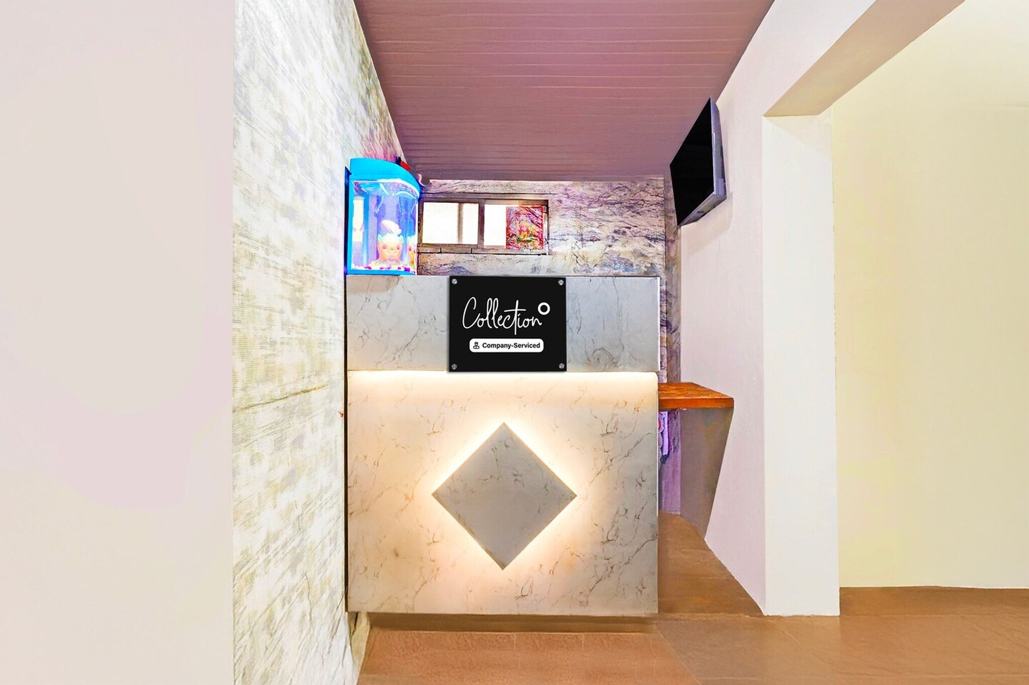 Ground floor: (bedroom(Parking, double bed, TV, seating area, air conditioning, lift, Towels incl., Laundry Package incl., telephone), bathroom(bathtub or shower, shower, washbasin, toilet, shampoo, body soap, hot water))