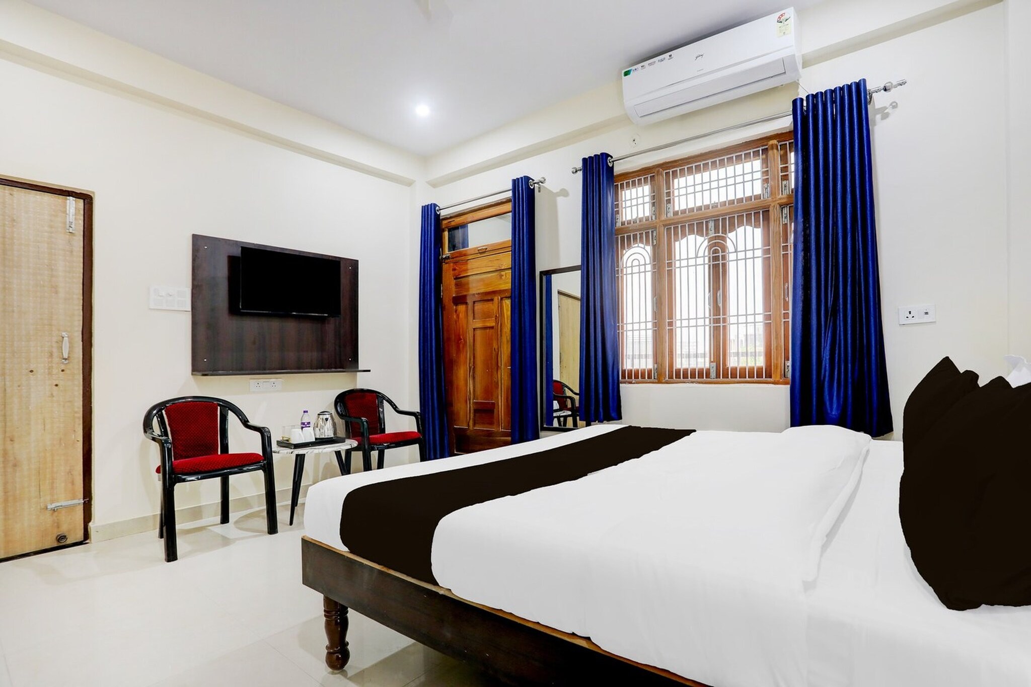 Comfortable Accommodations: Collection O Nagwa Lanka Varanasi in Varanasi offers family rooms with air-conditioning, private bathrooms, work desks, and seating areas. Each room includes free toiletries, a bath or shower, TV, and tiled floors.

Essential Facilities: Guests enjoy free WiFi throughout the property, a lift, 24-hour front desk, housekeeping service, room service, and luggage storage. The hotel provides a continental breakfast and multilingual reception staff speak English and Hindi.

Prime Location: Located less than 1 km from Assi Ghat and a 12-minute walk to Sri Sankata Mochan Hanuman Temple, the hotel is 31 km from Lal Bahadur Shastri International Airport. Nearby attractions include Harishchandra Ghat and Kedar Ghat, each 2 km away.

Unmarried couples are warmly welcome at this property.

Guests with local ID proof are warmly welcome.
Early Check-In Policy: A full day’s room rate will be charged for check-ins before 6:00 AM. Complimentary early check-in is available between 6:00 AM and 10:00 AM, subject to room availability.
Check-in is only available to guests aged 18 and above. Please provide a government-issued ID to confirm your age.