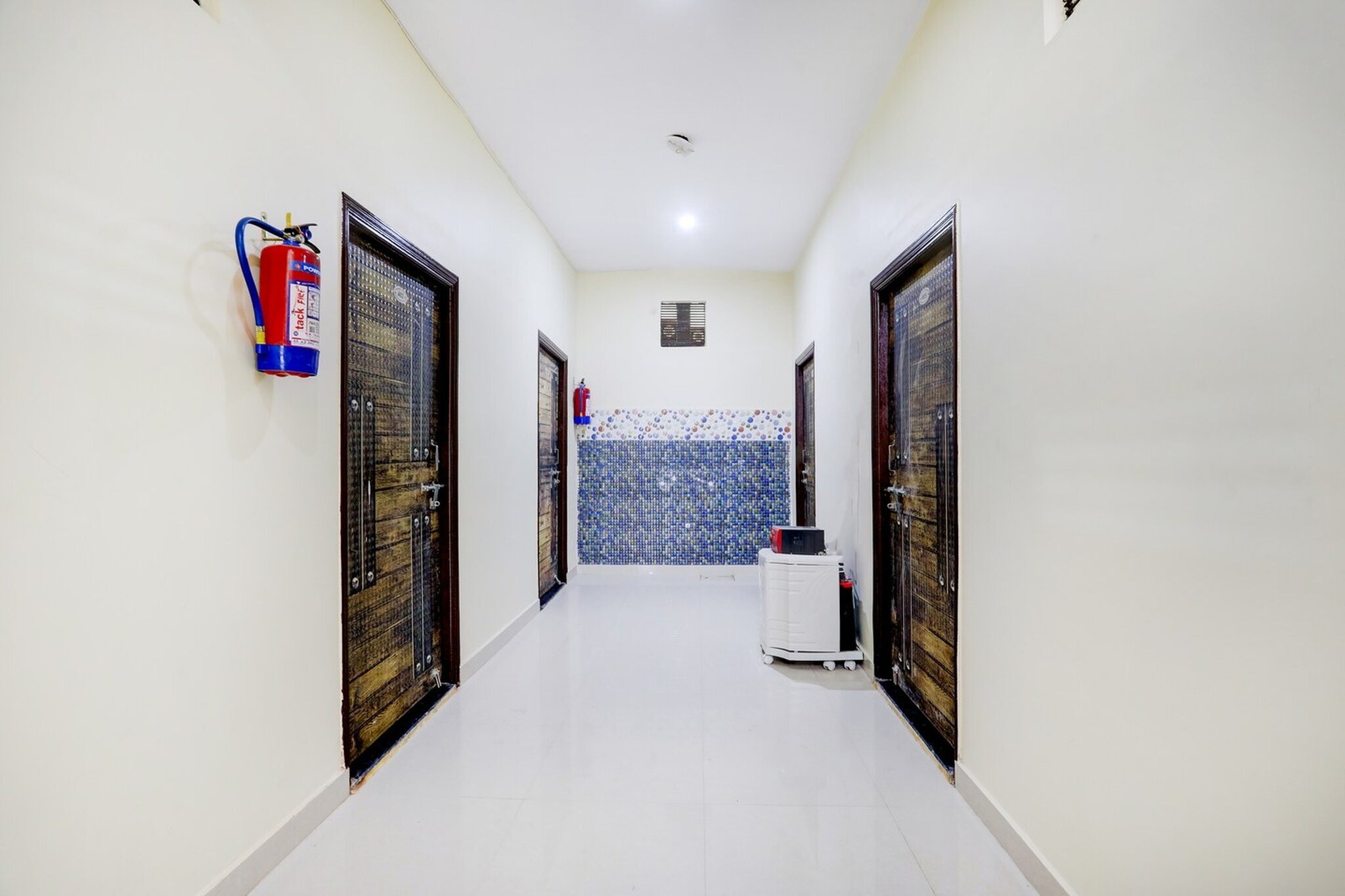 Ground floor: (bedroom(double bed, TV, seating area, air conditioning, Towels incl., telephone), bathroom(bathtub or shower, shower, washbasin, toilet, shampoo, body soap, hot water))