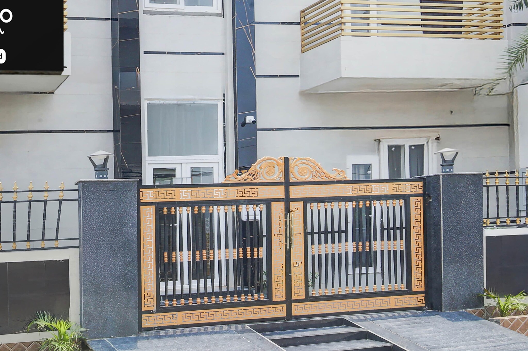 Ground floor: (bedroom(double bed, TV, seating area, air conditioning, lift, Towels incl., telephone), bathroom(bathtub or shower, shower, washbasin, toilet, shampoo, body soap, hot water))