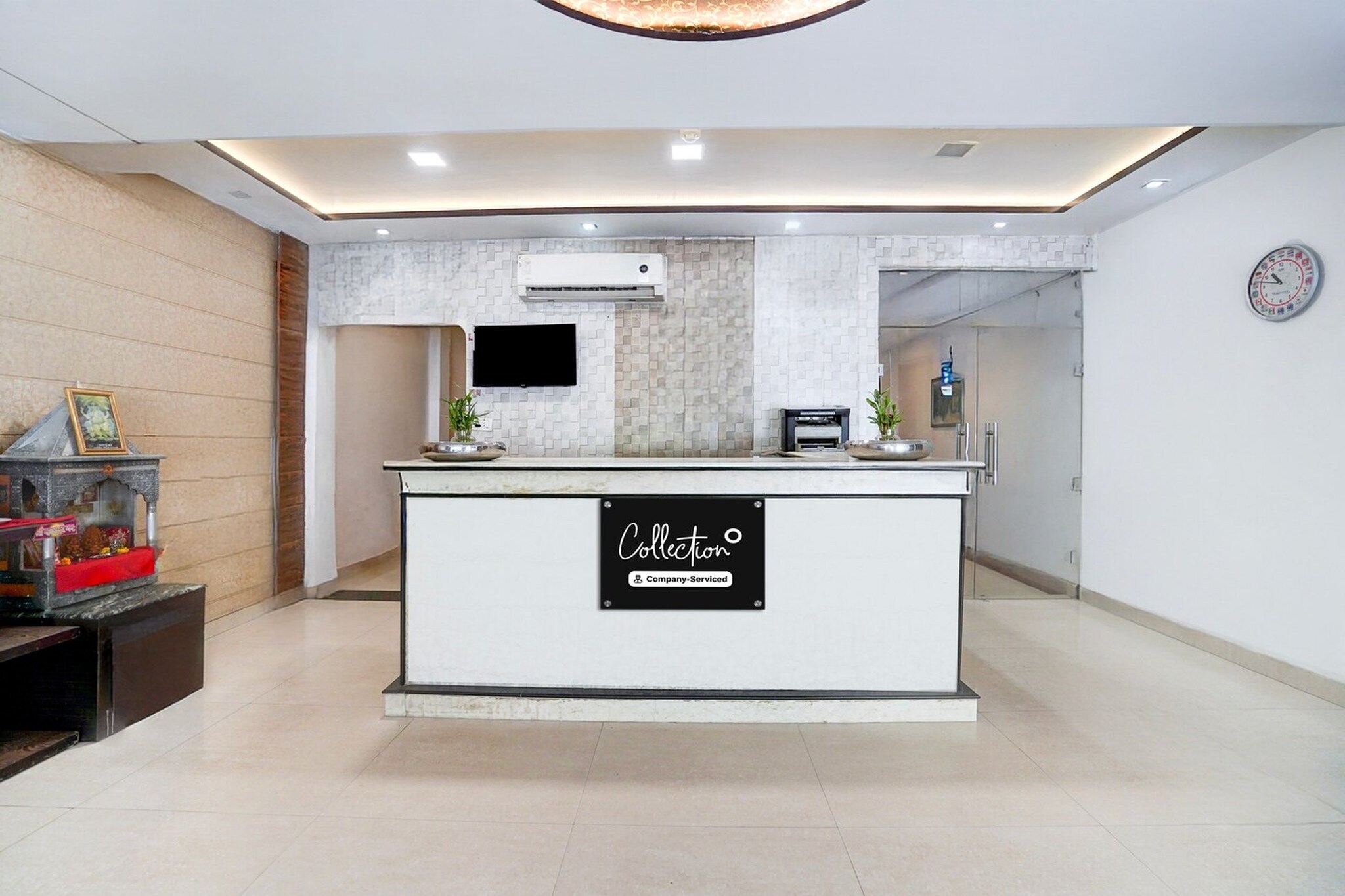 Ground floor: (bedroom(double bed, seating area, air conditioning, Towels incl., telephone), bathroom(bathtub or shower, shower, washbasin, toilet, shampoo, body soap, hot water))