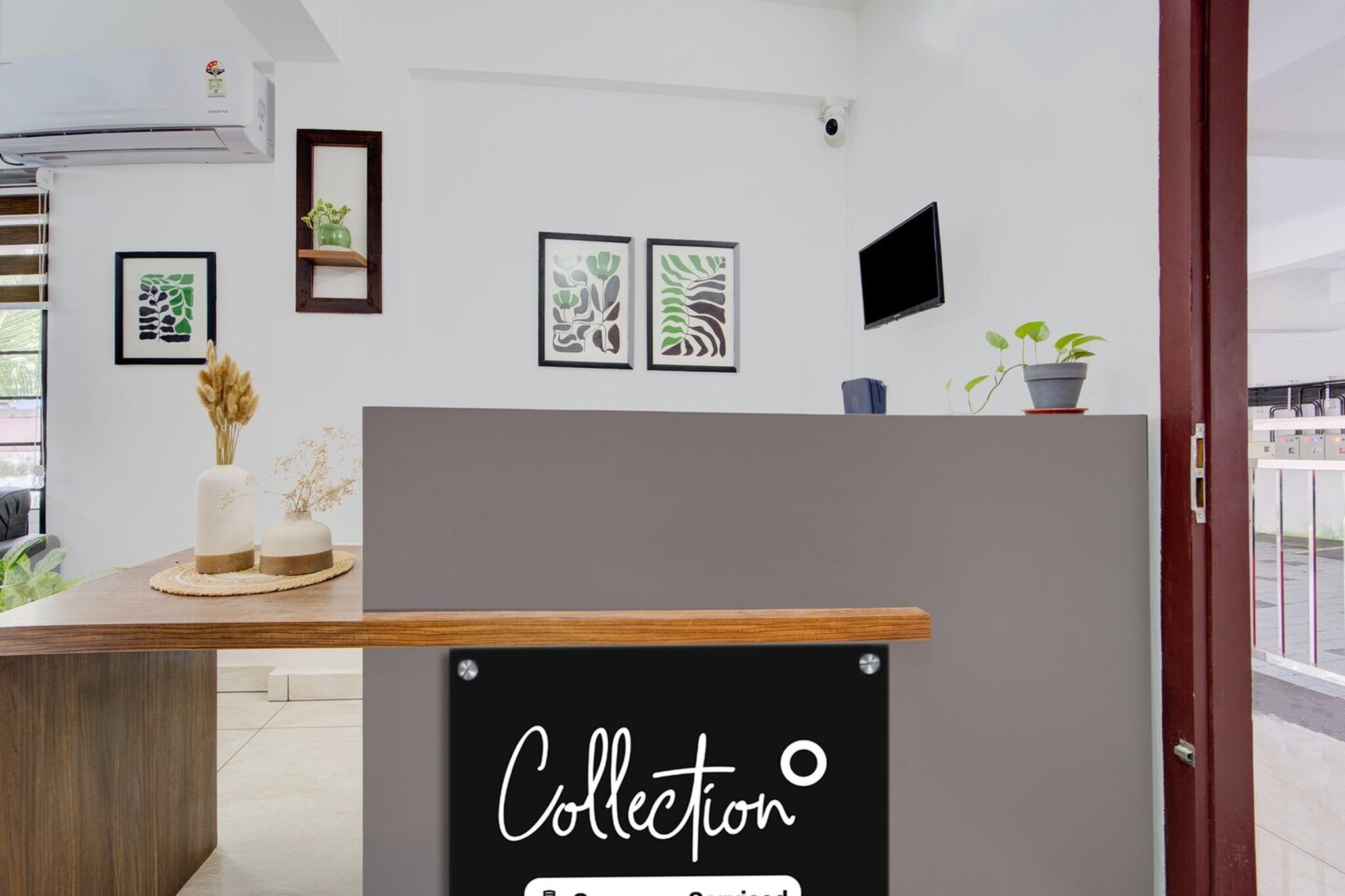 Ground floor: (bedroom(double bed, TV, seating area, Towels incl., telephone), bathroom(bathtub or shower, shower, washbasin, toilet, shampoo, body soap, hot water))