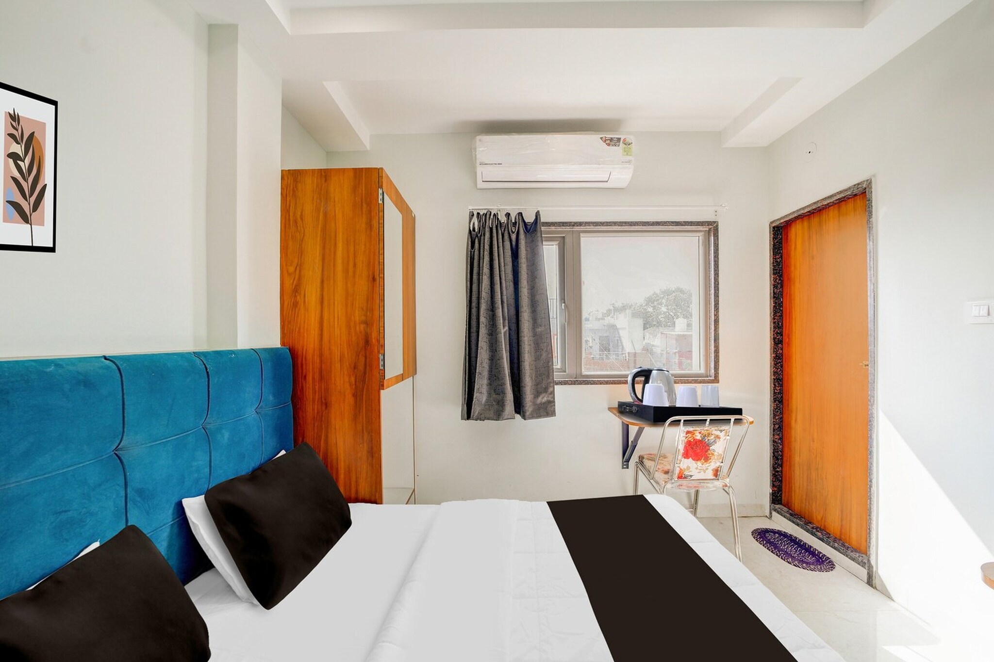 Comfortable Accommodations: Collection O Ujjain City Centre Formerly Hotel Olive Inn in Ujjain offers family rooms with air-conditioning, private bathrooms, work desks, and seating areas. Each room includes free toiletries, a bath or shower, TV, and tiled floors.
Essential Facilities: Guests enjoy free WiFi throughout the property, a lift, 24-hour front desk, housekeeping service, room service, and luggage storage. The hotel provides continental and à la carte breakfast options.
Prime Location: Located 55 km from Devi Ahilya Bai Holkar Airport, the hotel is an 18-minute walk from Ujjain Junction Station. Nearby attractions include Mahakaleshwar Jyotirlinga (3 km) and Ujjain Kumbh Mela (4 km).
Unmarried couples are warmly welcome at this property.
Regretfully, we are unable to host guests with local ID proof at this property.
Early Check-In Policy: A full day’s room rate will be charged for check-ins before 6:00 AM. Complimentary early check-in is available between 6:00 AM and 10:00 AM, subject to room availability.
Check-in is only available to guests aged 18 and above. Please provide a government-issued ID to confirm your age.