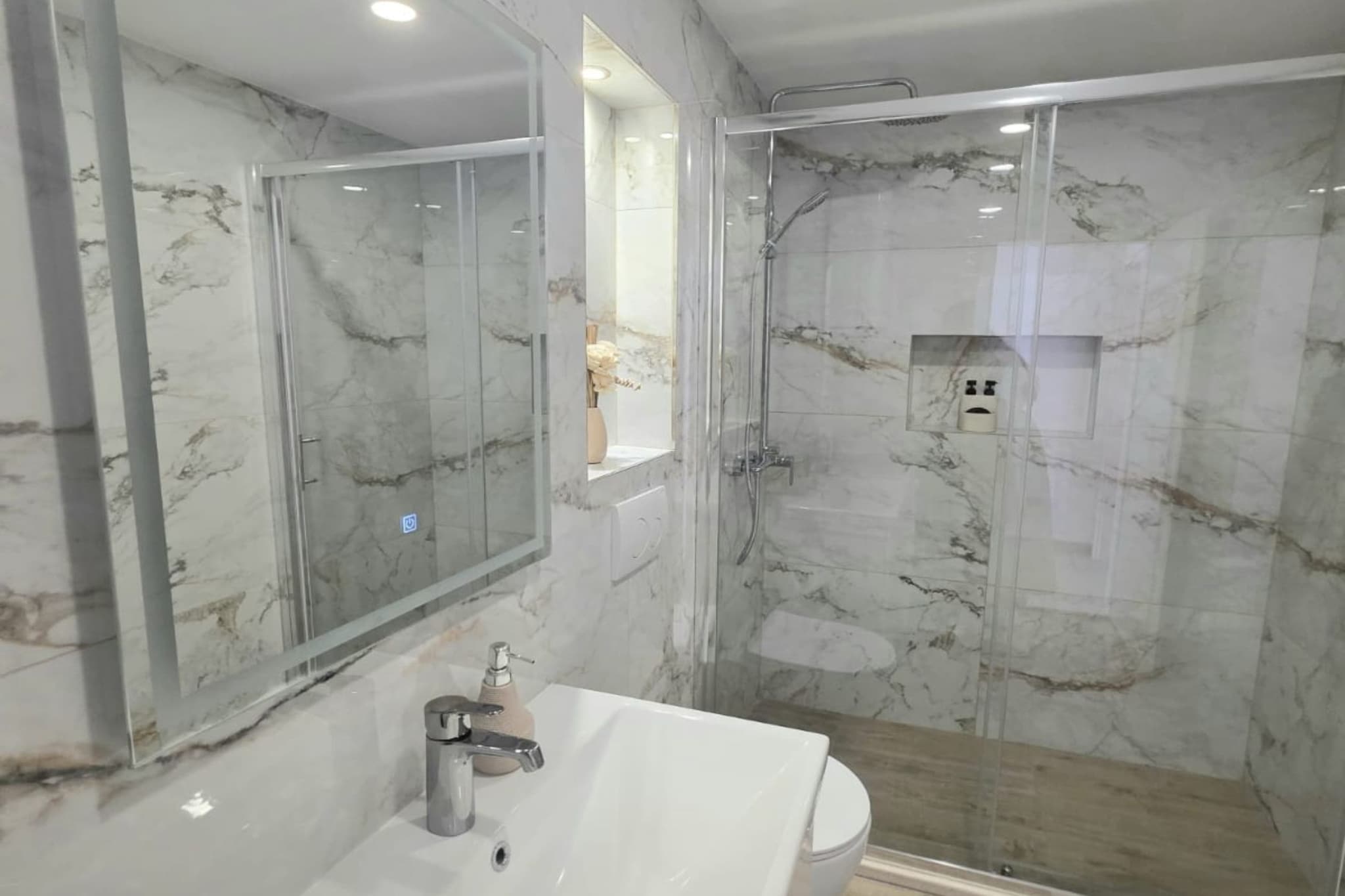 Penthouse Apartment Dijana - One Bedroom Apartment with Terrace-Badezimmer