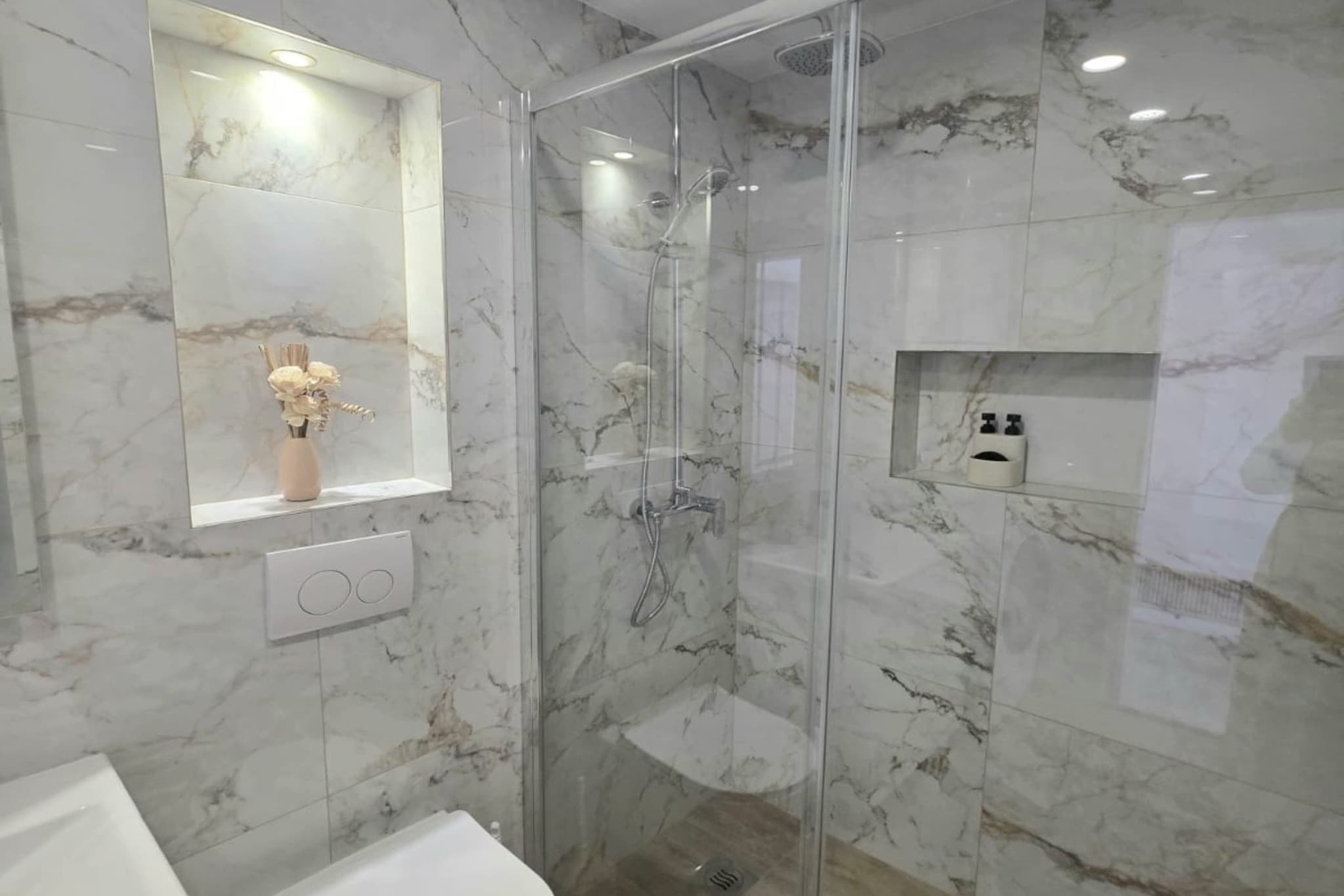 Penthouse Apartment Dijana - One Bedroom Apartment with Terrace-Badezimmer