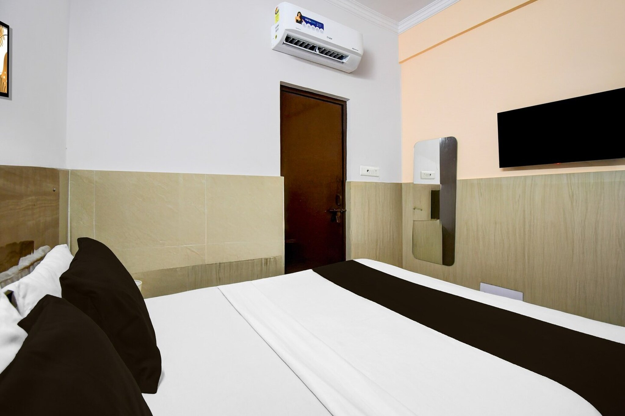 Comfortable Accommodations: Collection O Vikas Nagar Post Office Formerly Metro Club and Guest House in Lucknow offers family rooms with air-conditioning, private bathrooms, work desks, and seating areas. Each room includes free toiletries, bath or shower, TV, and tiled floors.
Essential Facilities: Guests enjoy free WiFi throughout the property, a lift, 24-hour front desk, housekeeping service, room service, meeting rooms, and luggage storage. The hotel provides continental breakfast and a variety of amenities to ensure a pleasant stay.
Convenient Location: Located 18 km from Chaudhary Charan Singh International Airport, the hotel is near attractions such as Lucknow University (7 km), KD Singh Stadium (6 km), Ambedkar Park (8 km),
Unmarried couples are warmly welcome at this property.
Guests with local ID proof are warmly welcome.
Early Check-In Policy: A full day’s room rate will be charged for check-ins before 6:00 AM. Complimentary early check-in is available between 6:00 AM and 10:00 AM, subject to room availability.
Check-in is only available to guests aged 18 and above. Please provide a government-issued ID to confirm your age.