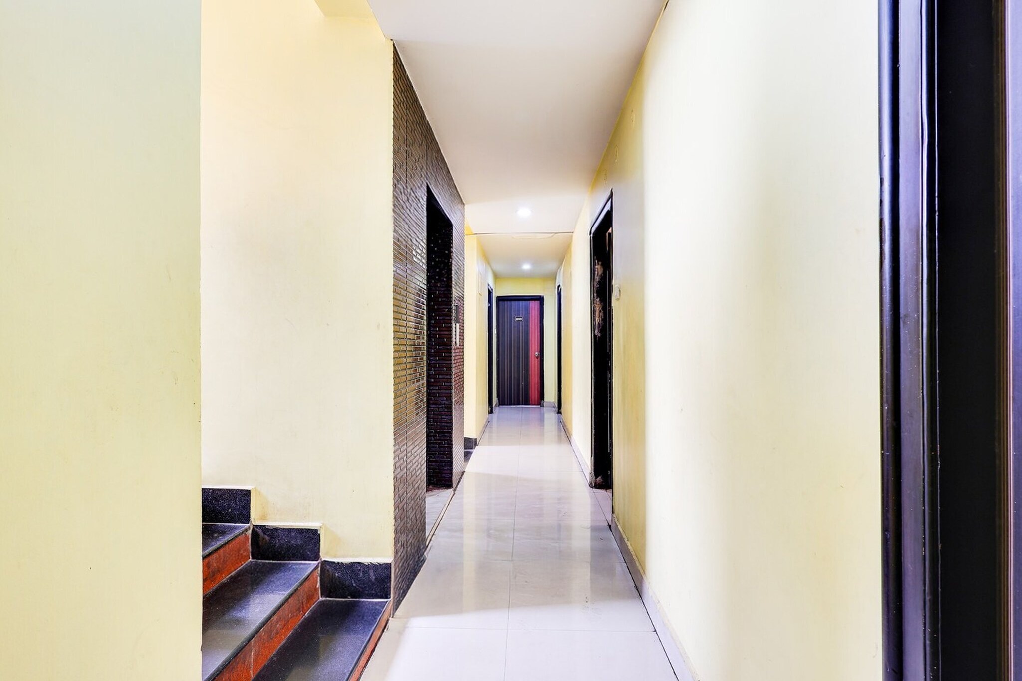 Ground floor: (bedroom(double bed, seating area, air conditioning, telephone), bathroom(bathtub or shower, shower, washbasin, toilet, Towels incl., shampoo, body soap, hot water), lift)