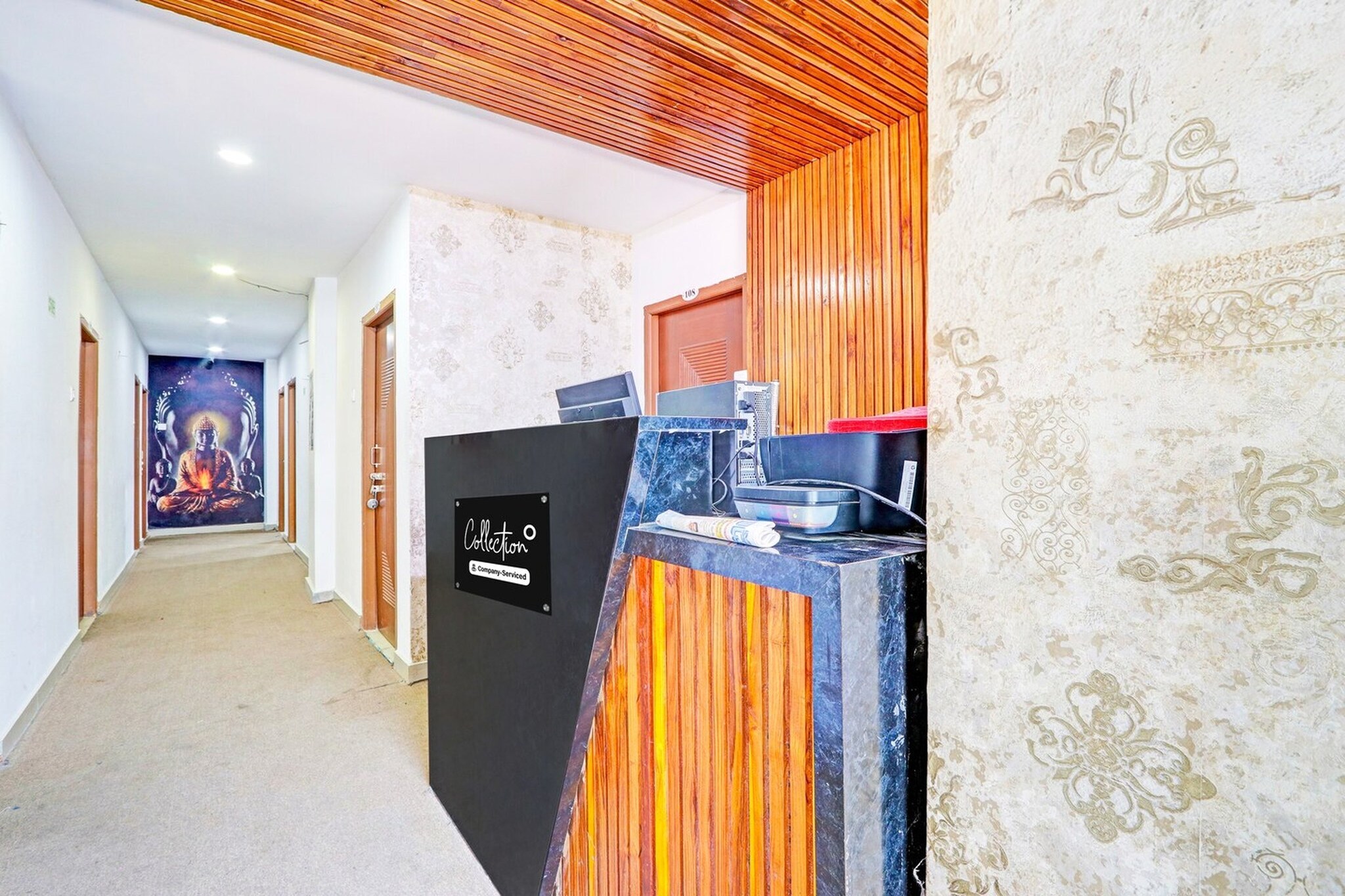 Ground floor: (bedroom(double bed, TV, seating area, air conditioning, Towels incl., Laundry Package incl., telephone), bathroom(bathtub or shower, shower, washbasin, toilet, shampoo, body soap, hot water), lift)