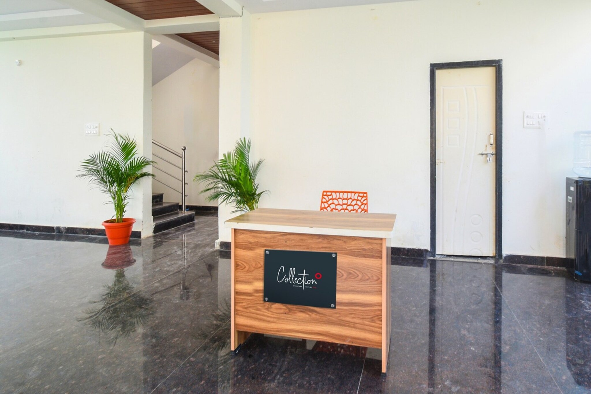 Ground floor: (bedroom(double bed, TV, seating area, air conditioning, iron, Towels incl., telephone), bathroom(bathtub or shower, shower, washbasin, toilet, shampoo, body soap, hot water), lift)