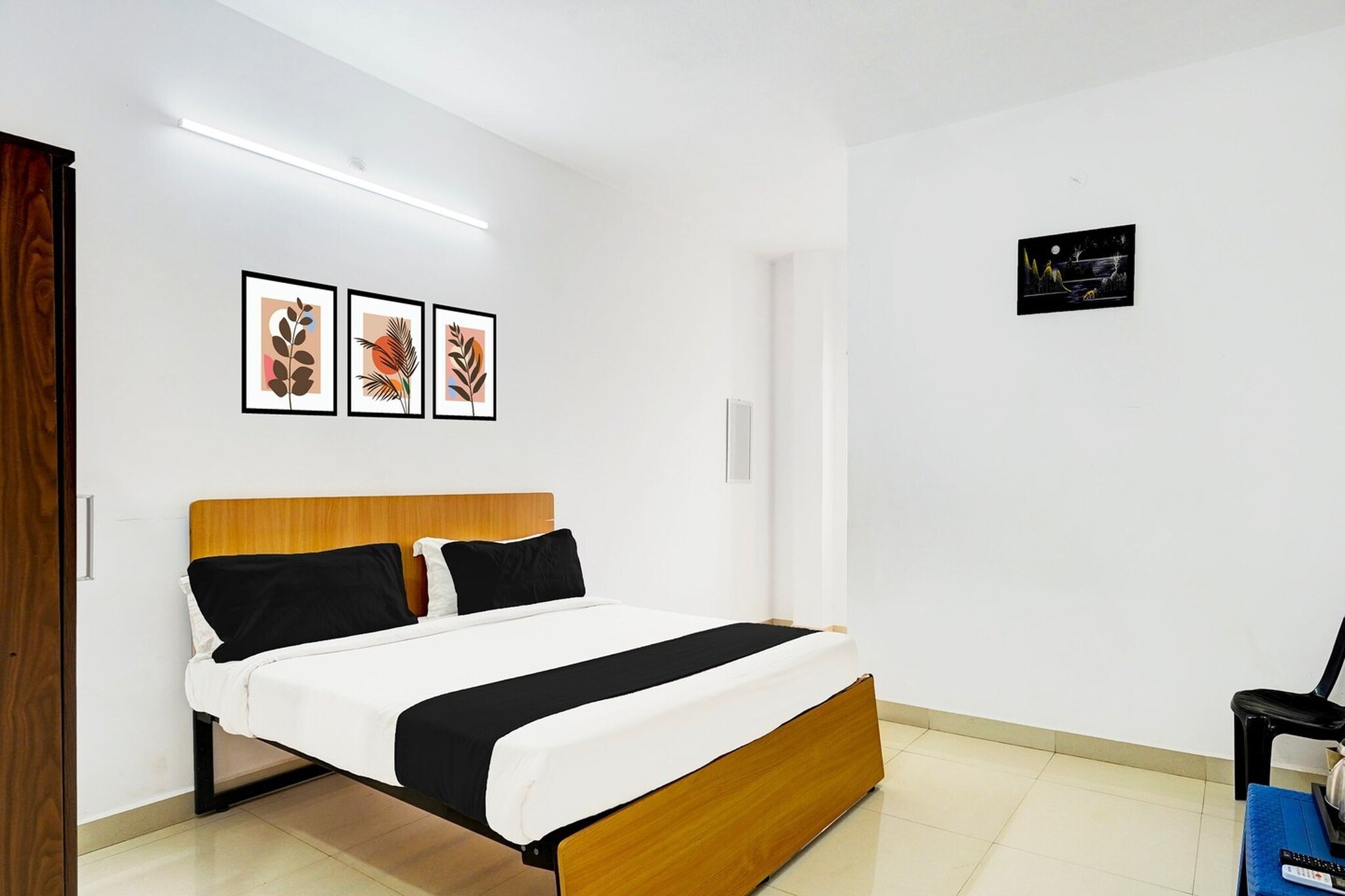 Comfortable Accommodations: Super Collection O Ambattur Near Patravakam Railway Station in Chennai offers family rooms with air-conditioning, private bathrooms, work desks, and seating areas. Each room includes free toiletries, bath or shower, TV, tiled floors, and a wardrobe.
Essential Facilities: Guests enjoy free WiFi throughout the property, a 24-hour front desk, housekeeping service, room service, and luggage storage. Additional amenities include air-conditioning, private bathrooms, work desks, seating areas, free toiletries, bath or shower, TV, tiled floors, and wardrobes.
Convenient Location: Located 17 km from Chennai International Airport, the hotel is near Madras Medical College and Government Museum Chennai, both 14 km away. Other attractions include Chennai Central Railway Station (15 km), Pondy Bazaar and Ma Chidambaram Stadium (16 km), and St. Thomas Mount (19 km).
Unmarried couples are warmly welcome at this property.
Guests with local ID proof are warmly welcome.
Early Check-In Policy: A full day’s room rate will be charged for check-ins before 6:00 AM. Complimentary early check-in is available between 6:00 AM and 10:00 AM, subject to room availability.
Check-in is only available to guests aged 18 and above. Please provide a government-issued ID to confirm your age.