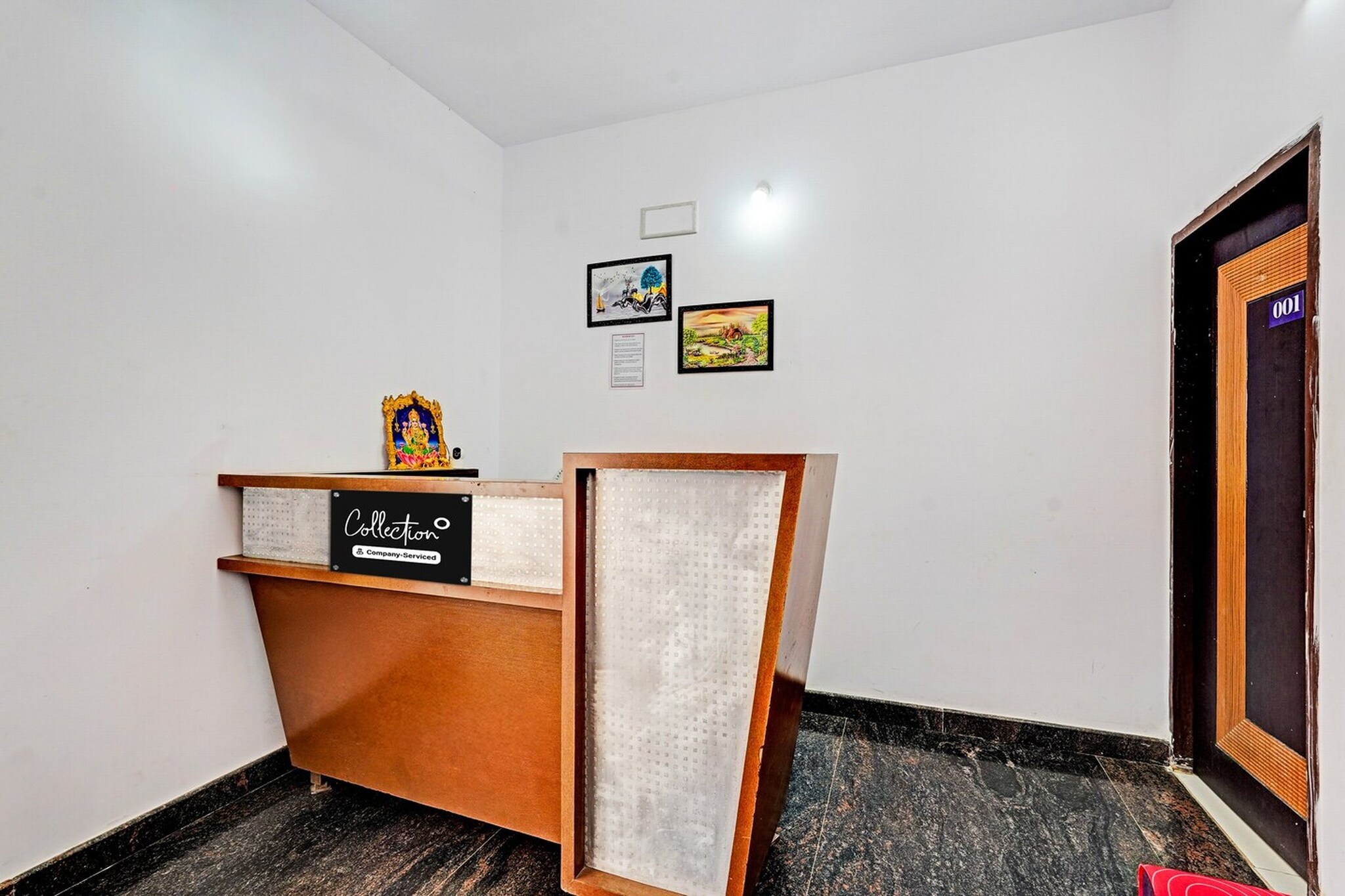 Ground floor: (bedroom(double bed, TV, seating area, air conditioning, Towels incl., telephone), bathroom(bathtub or shower, shower, washbasin, toilet, shampoo, body soap, hot water))