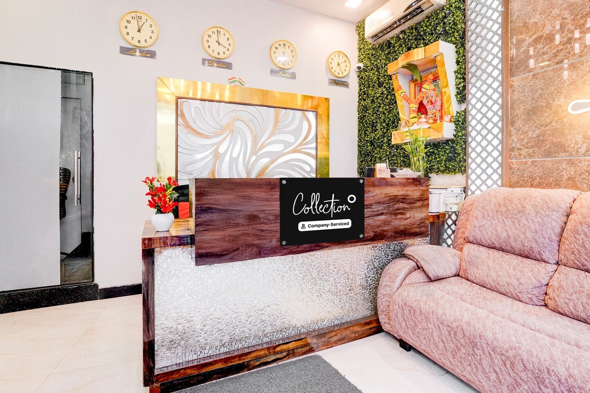 Ground floor: (bedroom(double bed, TV, seating area, air conditioning, Towels incl., telephone), bathroom(bathtub or shower, shower, washbasin, toilet, shampoo, body soap, hot water))