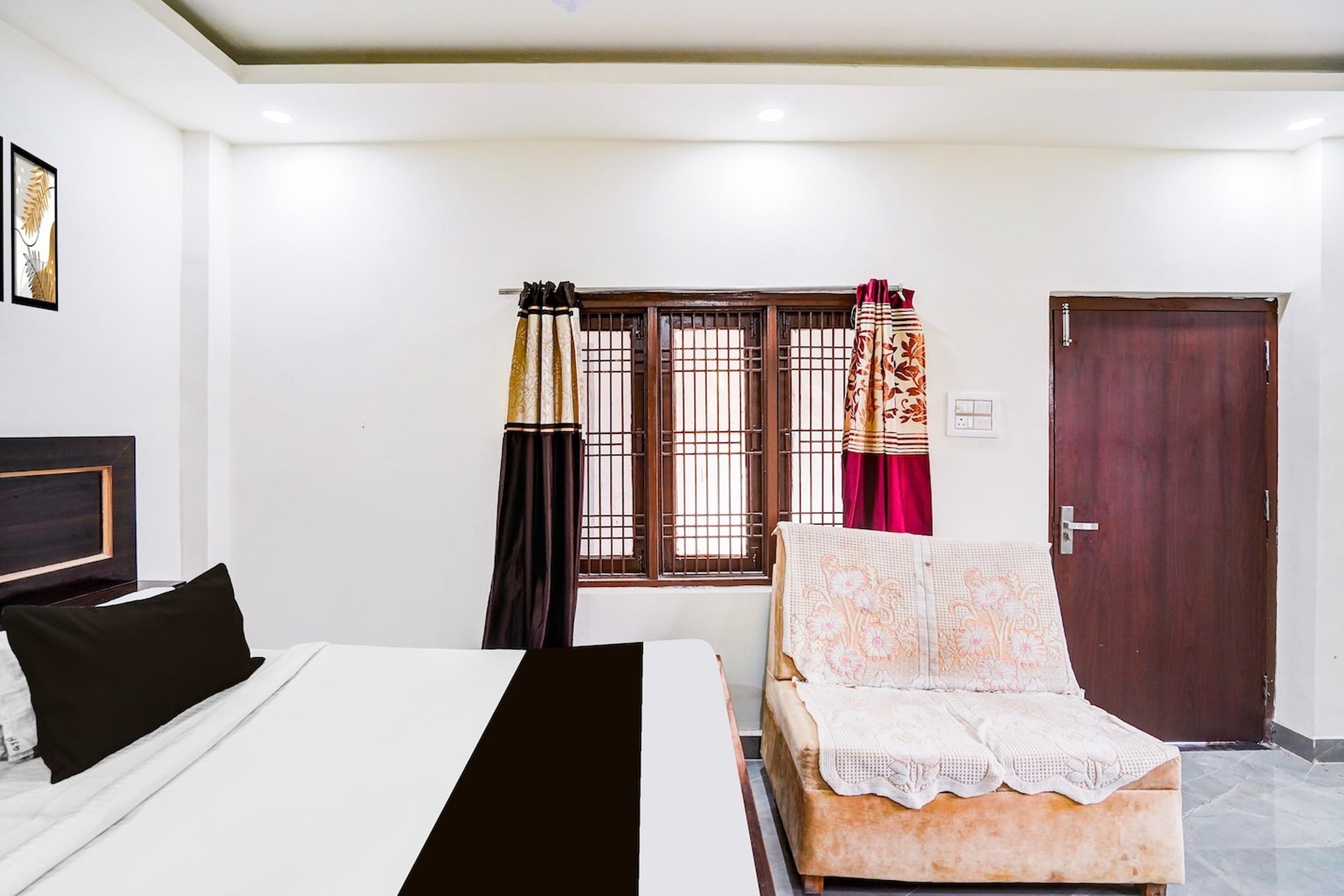 Comfortable Accommodations: Super Collection O Ashiyana formerly Rajshree in Lucknow offers family rooms with air-conditioning, private bathrooms, work desks, and free WiFi throughout the property. Each room includes a seating area, TV, and free toiletries.
Convenient Facilities: Guests can enjoy a lounge, 24-hour front desk, shared kitchen, housekeeping, laundry, room service, meeting rooms, and luggage storage. The hotel provides free WiFi, air-conditioning, and tiled floors for a pleasant stay.
Prime Location: Located 5 km from Chaudhary Charan Singh International Airport, the hotel is 14 km from Kānpur Central Station. Nearby attractions include Subhash Sweets and Kanpur Road Yojna.
Unmarried couples are warmly welcome at this property.
Guests with local ID proof are warmly welcome.
Early Check-In Policy: A full day’s room rate will be charged for check-ins before 6:00 AM. Complimentary early check-in is available between 6:00 AM and 10:00 AM, subject to room availability.
Check-in is only available to guests aged 18 and above. Please provide a government-issued ID to confirm your age.