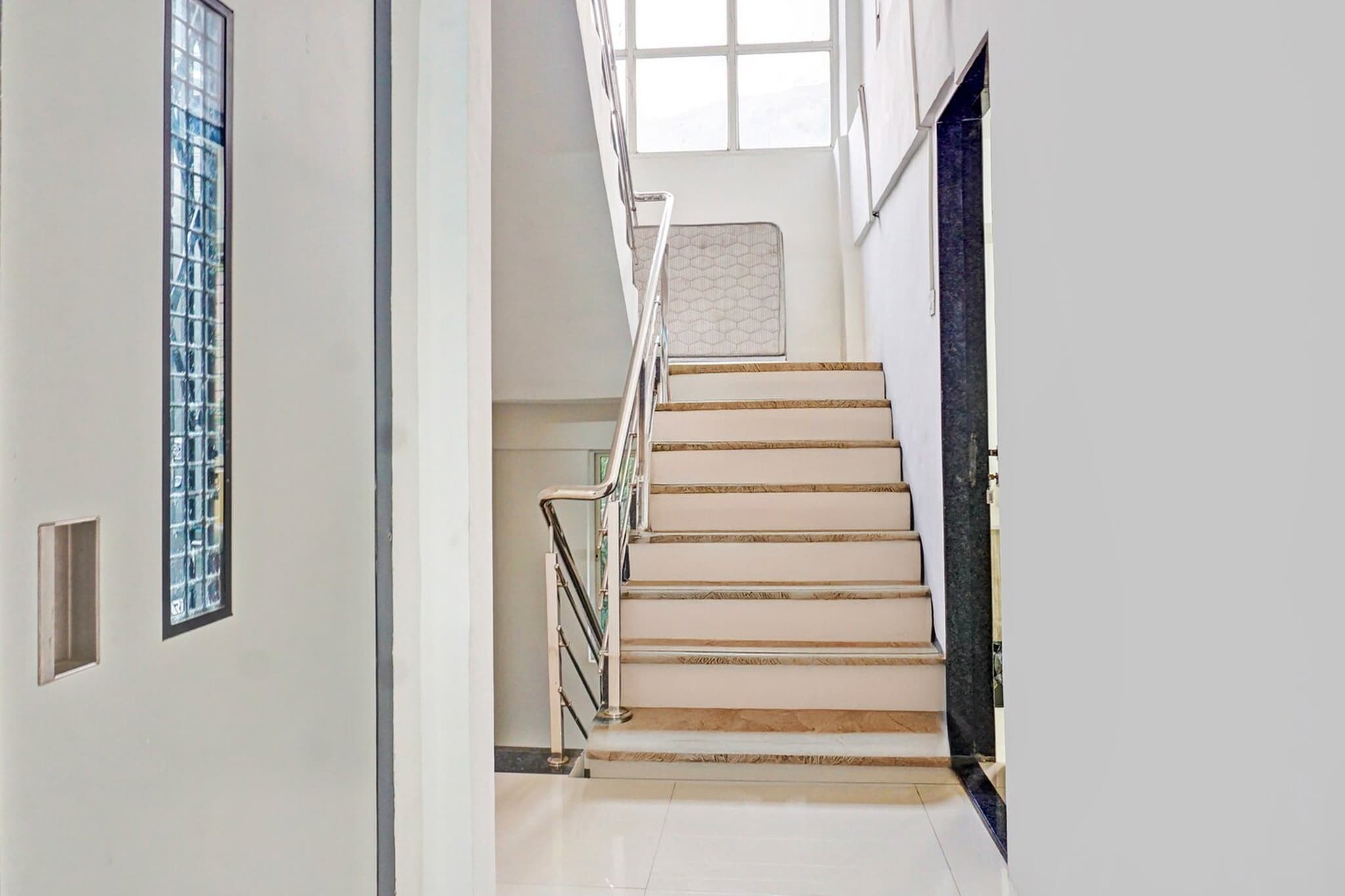 Ground floor: (bedroom(double bed, TV, seating area, air conditioning, Towels incl., telephone), bathroom(bathtub or shower, shower, washbasin, toilet, shampoo, body soap, hot water), Parking, lift)