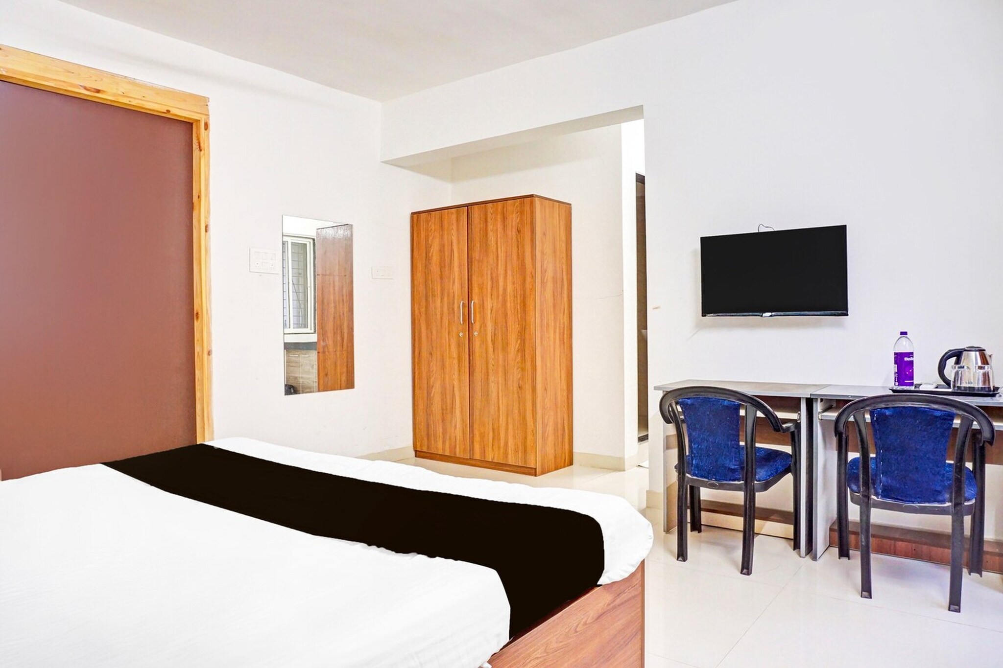 Comfortable Accommodations: Super Collection O Baner formerly Seven Hills in Pune offers family rooms with air-conditioning, private bathrooms, work desks, and seating areas. Each room includes free toiletries, bath or shower, TV, tiled floors, and a wardrobe.
Essential Facilities: Guests enjoy free WiFi throughout the property, a lift, 24-hour front desk, housekeeping service, room service, and luggage storage. The hotel provides a continental breakfast and a variety of amenities for a comfortable stay.
Prime Location: Located 17 km from Pune International Airport, the hotel is near attractions such as University of Pune (6 km), Pataleshwar Cave Temple (8 km), and Bund Garden (12 km). Guests appreciate the friendly staff and convenient location.
Unmarried couples are warmly welcome at this property.
Guests with local ID proof are warmly welcome.
Early Check-In Policy: A full day’s room rate will be charged for check-ins before 6:00 AM. Complimentary early check-in is available between 6:00 AM and 10:00 AM, subject to room availability.
Check-in is only available to guests aged 18 and above. Please provide a government-issued ID to confirm your age.