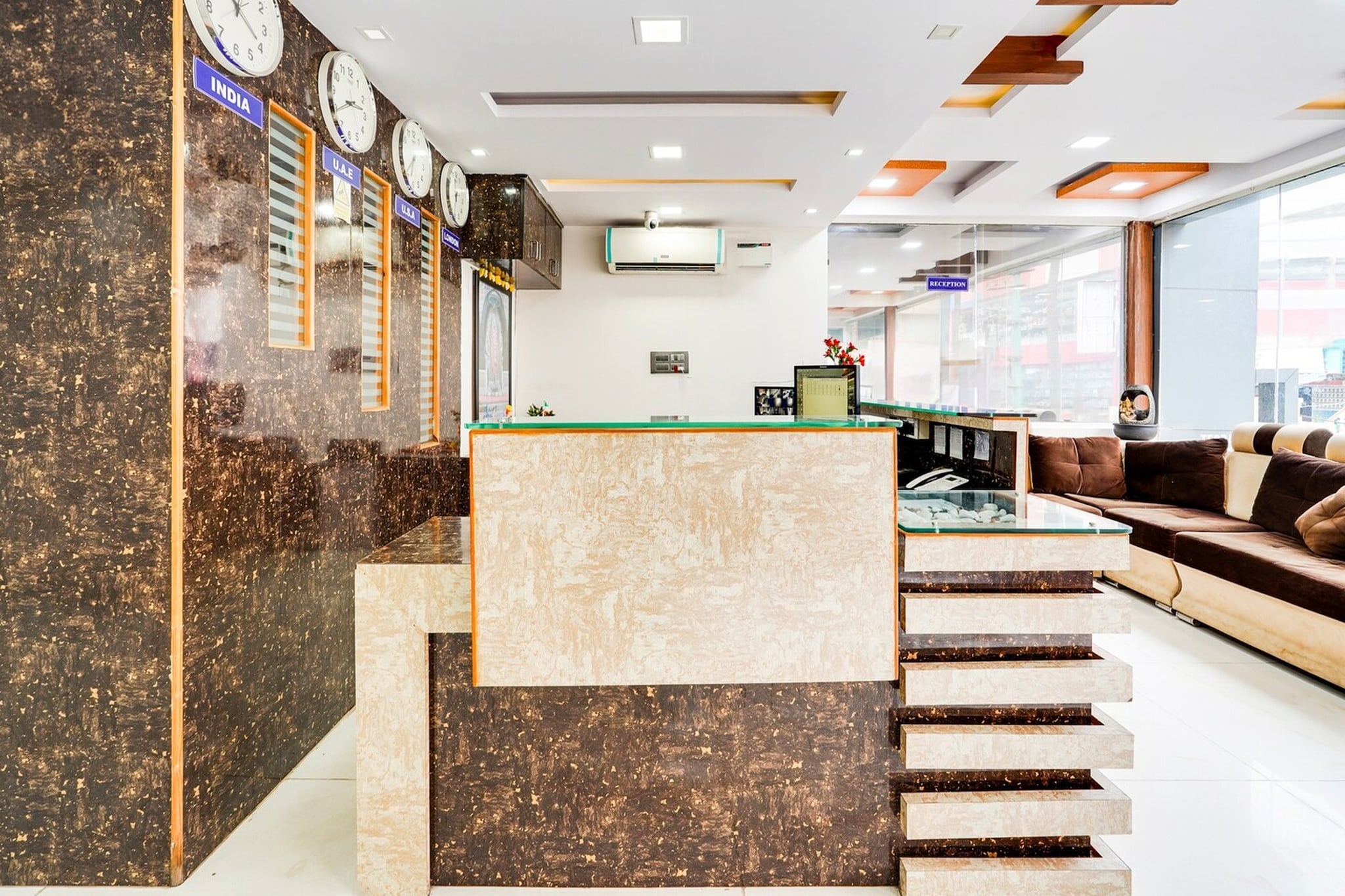 Ground floor: (bedroom(double bed, TV, seating area, air conditioning, Towels incl., telephone), bathroom(bathtub or shower, shower, washbasin, toilet, shampoo, body soap, hot water), lift)