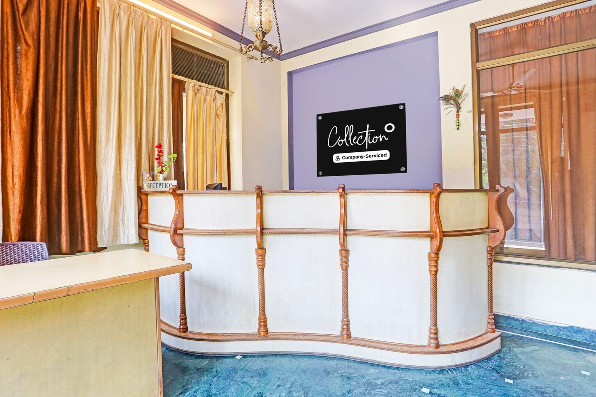 Ground floor: (bedroom(double bed, TV, seating area, air conditioning, Towels incl., telephone), bathroom(bathtub or shower, shower, washbasin, toilet, shampoo, body soap, hot water), Parking, lift)
