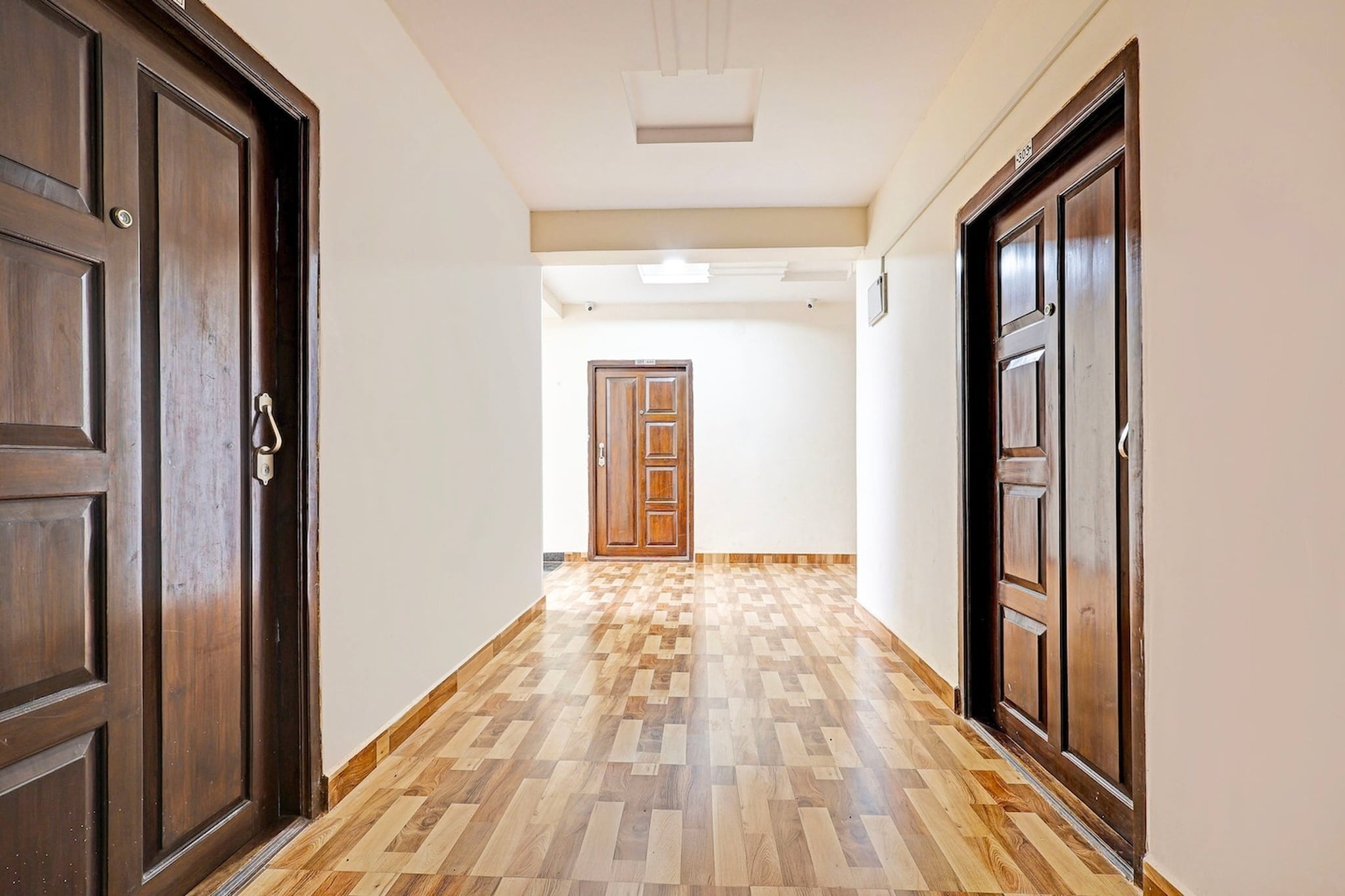 Ground floor: (bedroom(double bed, TV, seating area, air conditioning, Towels incl., telephone), bathroom(bathtub or shower, shower, washbasin, toilet, shampoo, body soap, hot water), lift)