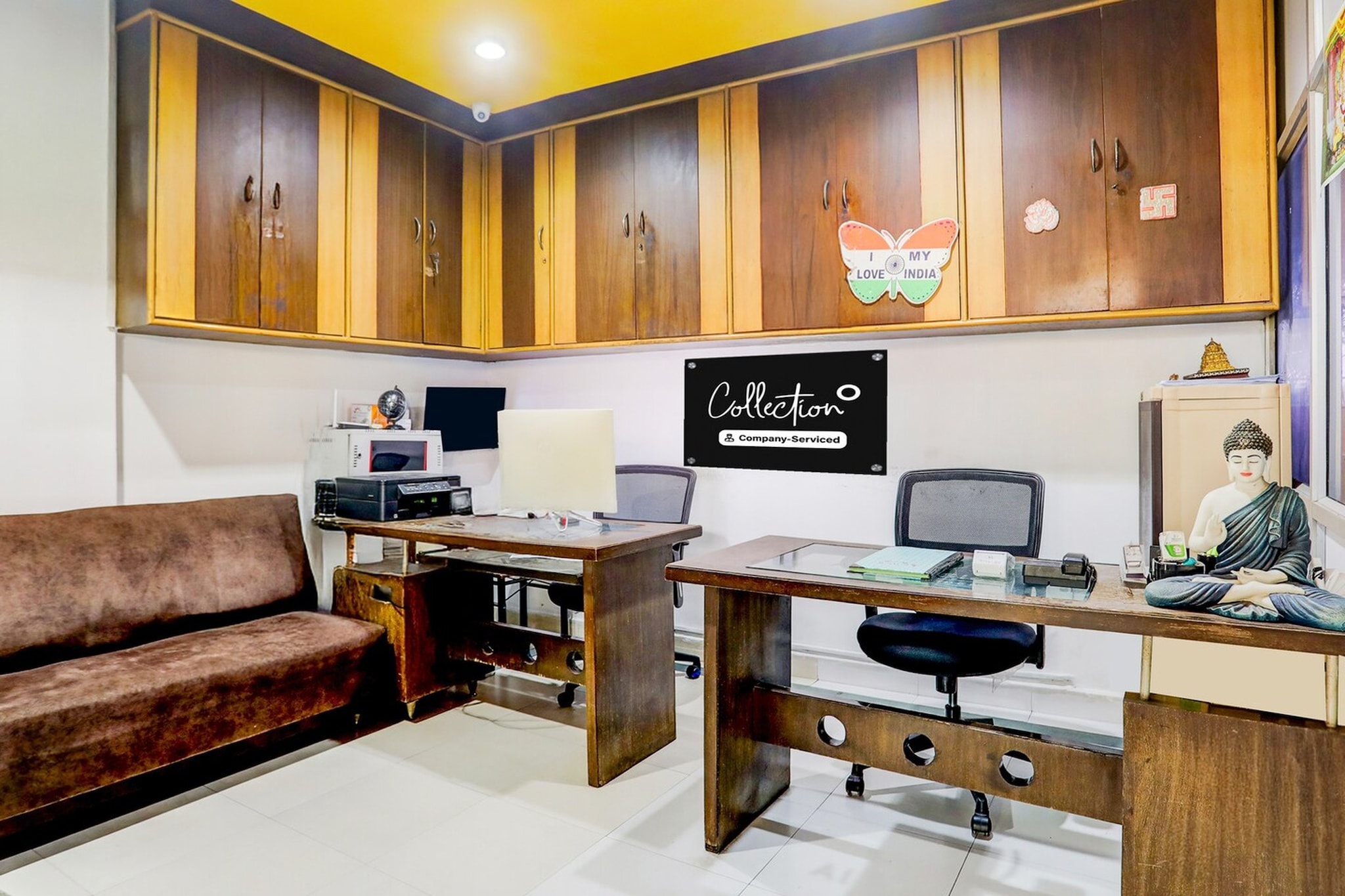 Ground floor: (bedroom(double bed, TV, seating area, air conditioning, Towels incl., telephone), bathroom(bath tub, bathtub or shower, shower, washbasin, toilet, shampoo, body soap, hot water), Parking, balcony, swimming pool, lift)