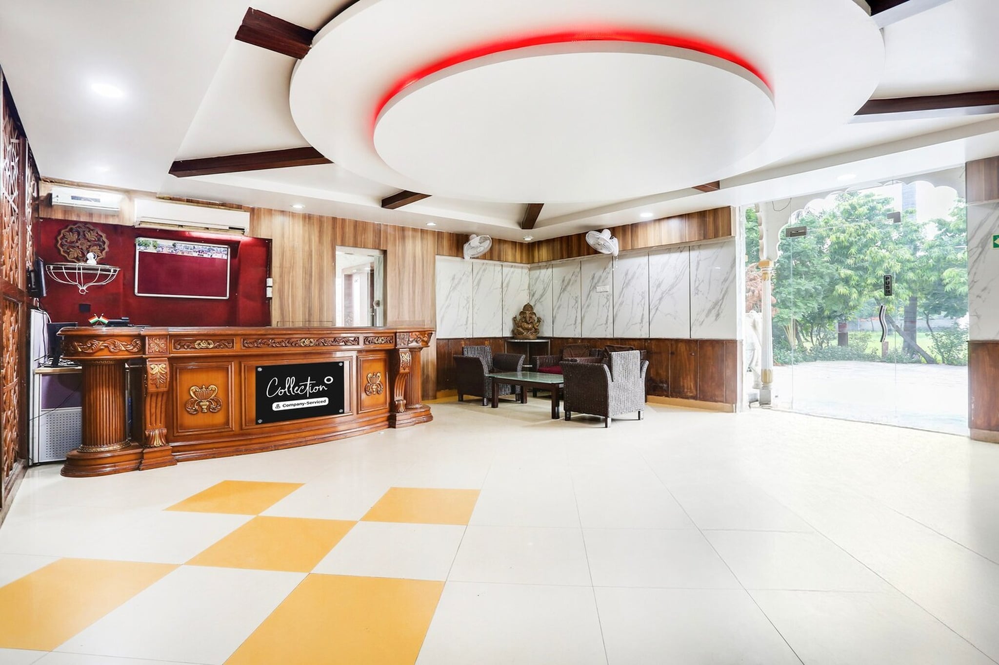 Ground floor: (bedroom(double bed, TV, seating area, air conditioning, Towels incl., telephone), bathroom(bathtub or shower, shower, washbasin, toilet, shampoo, body soap, hot water), Parking)