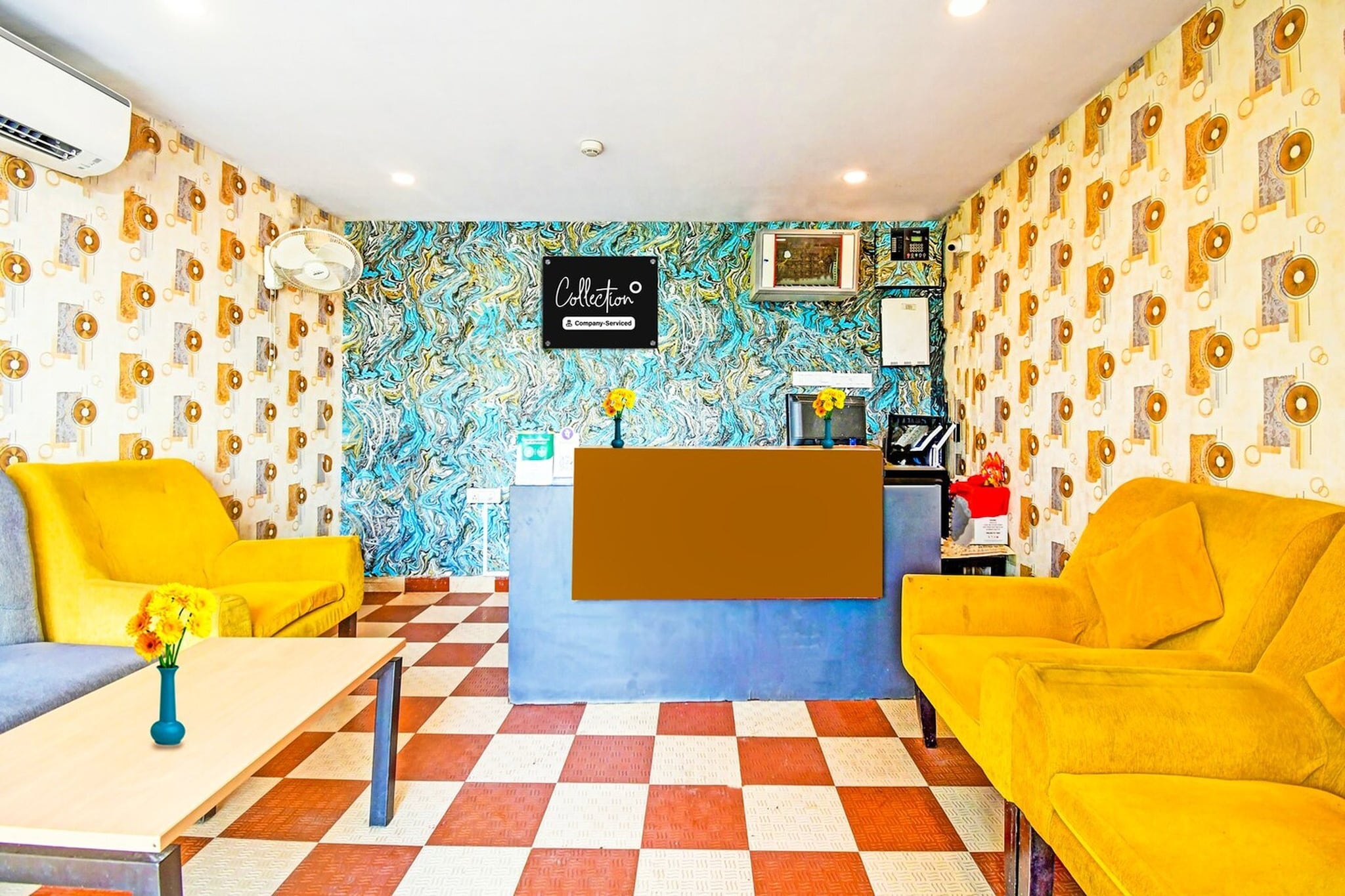 Ground floor: (bedroom(double bed, TV, seating area, air conditioning, Towels incl., telephone), bathroom(bathtub or shower, shower, washbasin, toilet, shampoo, body soap, hot water), parking, lift)