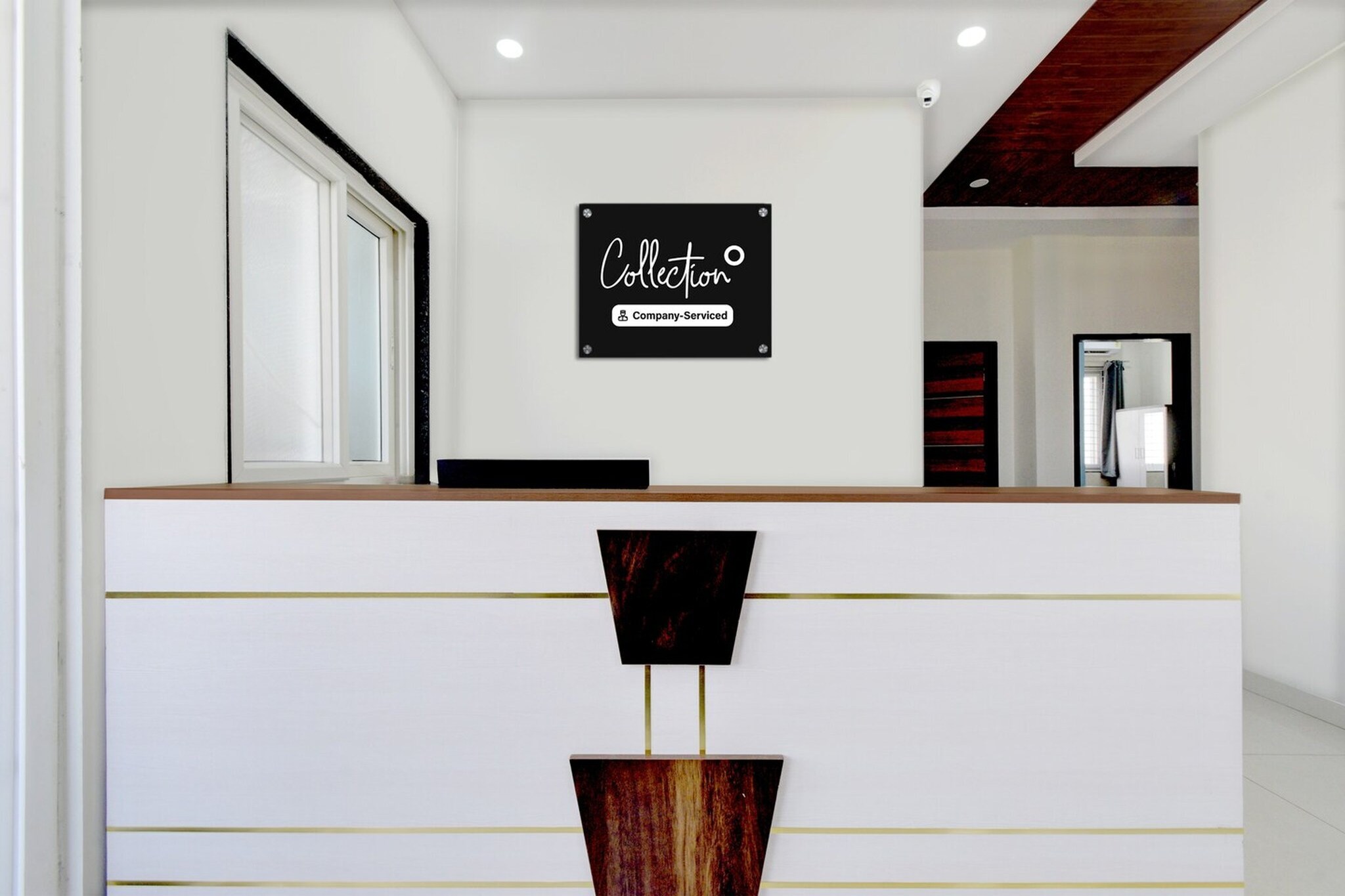 Ground floor: (bedroom(double bed, TV, seating area, air conditioning, Towels incl., telephone), bathroom(bathtub or shower, shower, washbasin, toilet, shampoo, body soap, hot water), Parking, lift)