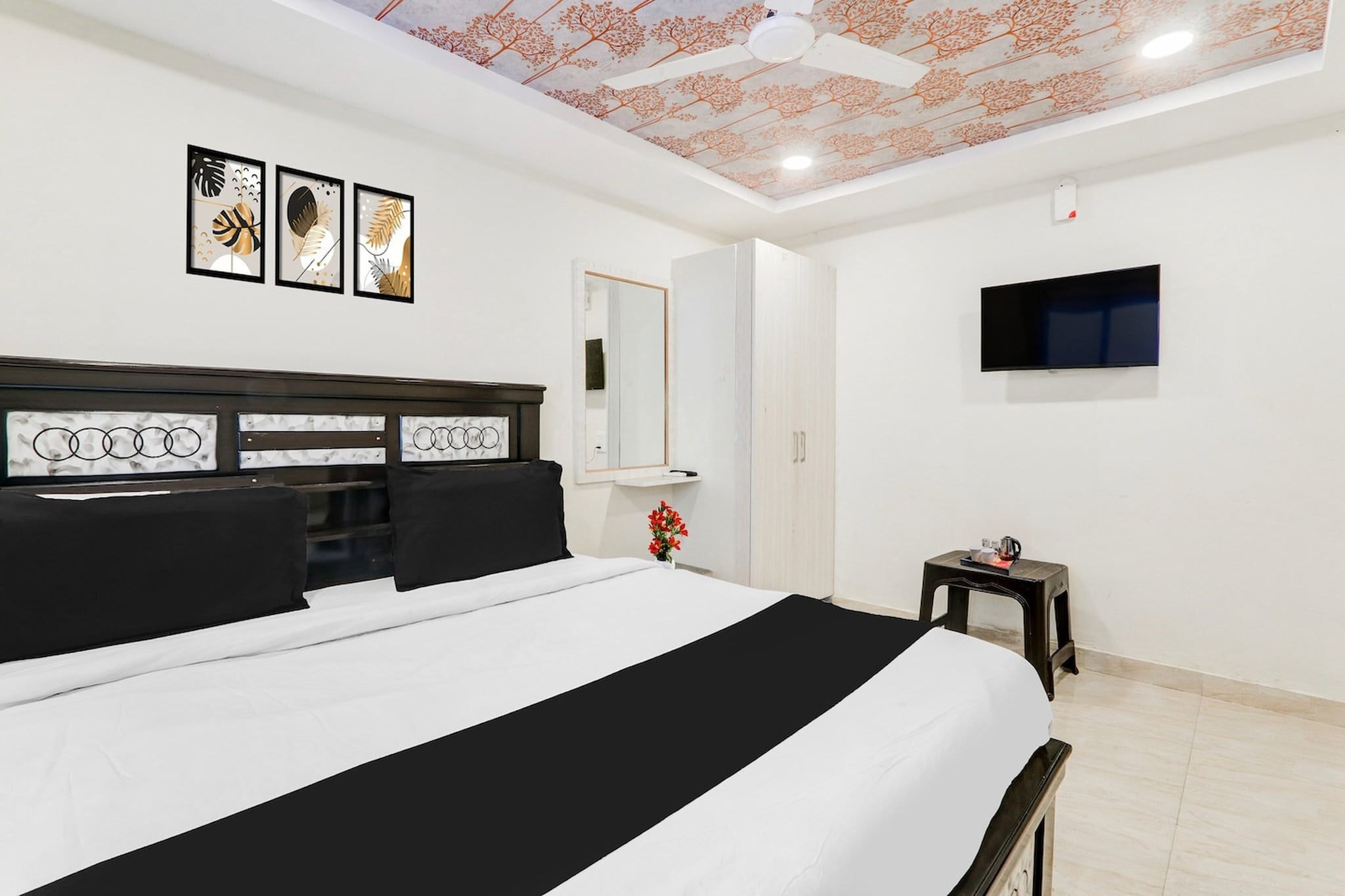 Comfortable Accommodations: Super Collection O Bommarilu Warangal in Warangal offers family rooms with air-conditioning, private bathrooms, and free WiFi throughout the property. Each room includes a work desk, seating area, TV, and wardrobe.

Exceptional Facilities: Guests enjoy a lift, 24-hour front desk, and room service. Additional amenities include a fireplace, free toiletries, and a shower.

Guest Satisfaction: Highly rated for its attentive staff, room cleanliness, and comfortable rooms.

Unmarried couples are warmly welcome at this property.

Guests with local ID proof are warmly welcome.


Early Check-In Policy: A full dayâ€™s room rate will be charged for check-ins before 6:00 AM. Complimentary early check-in is available between 6:00 AM and 10:00 AM, subject to room availability.
Check-in is only available to guests aged 18 and above. Please provide a government-issued ID to confirmÂ yourÂ age.

