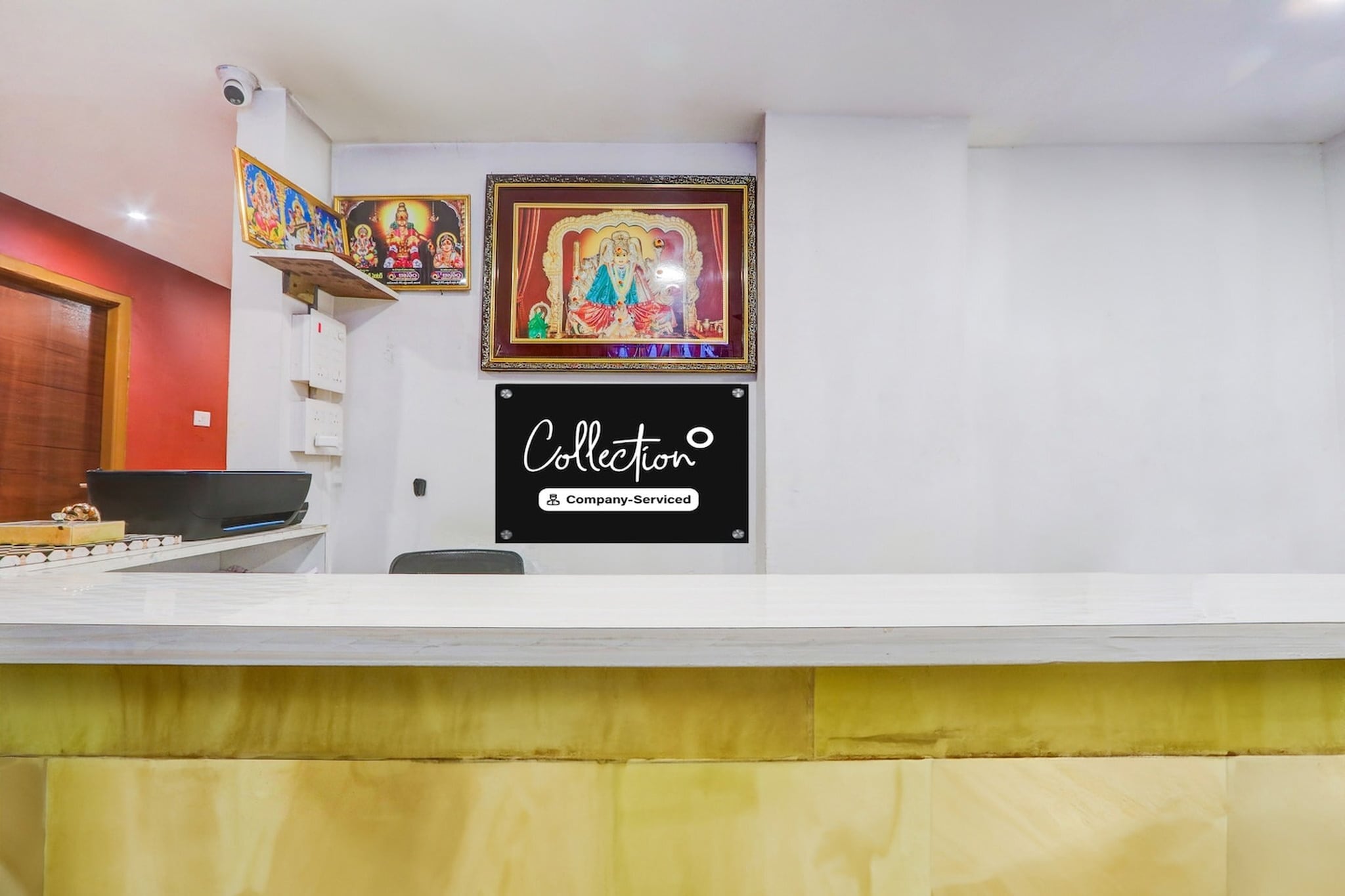 Ground floor: (bedroom(double bed, TV, seating area, air conditioning, Towels incl., telephone), bathroom(bathtub or shower, shower, washbasin, toilet, shampoo, body soap, hot water), Parking, lift)