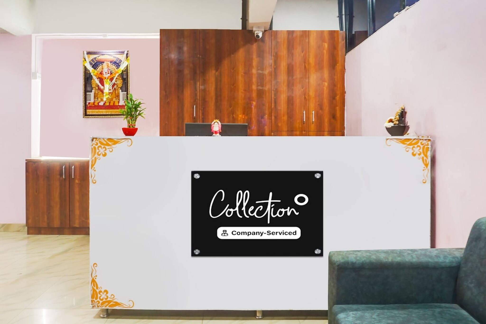 Ground floor: (bedroom(double bed, TV, seating area, air conditioning, Towels incl., telephone), bathroom(bathtub or shower, shower, washbasin, toilet, shampoo, body soap, hot water), Parking, lift)