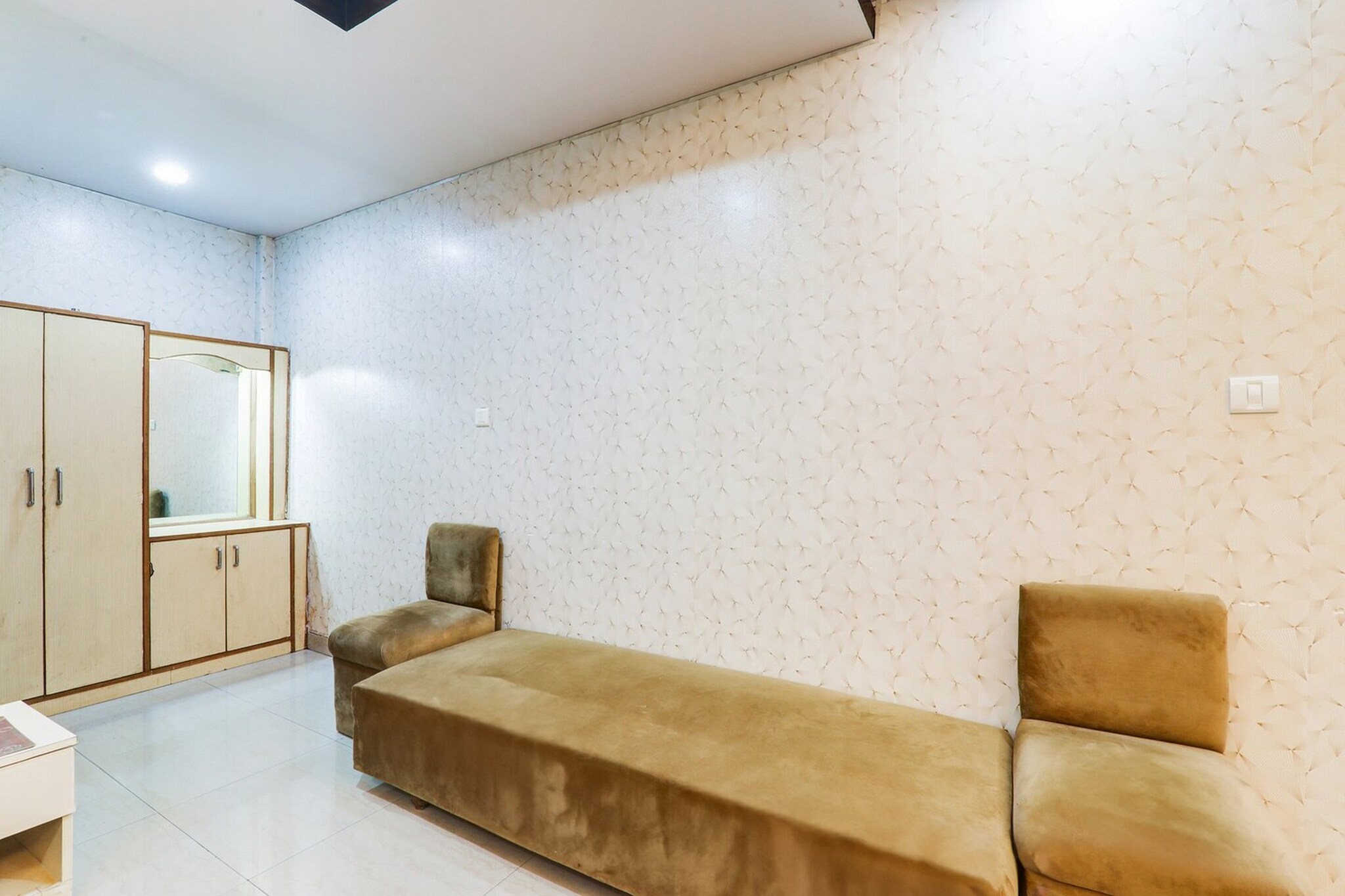 Ground floor: (bedroom(double bed, TV, seating area, air conditioning, Towels incl., telephone), bathroom(bathtub or shower, shower, washbasin, toilet, shampoo, body soap, hot water), lift)