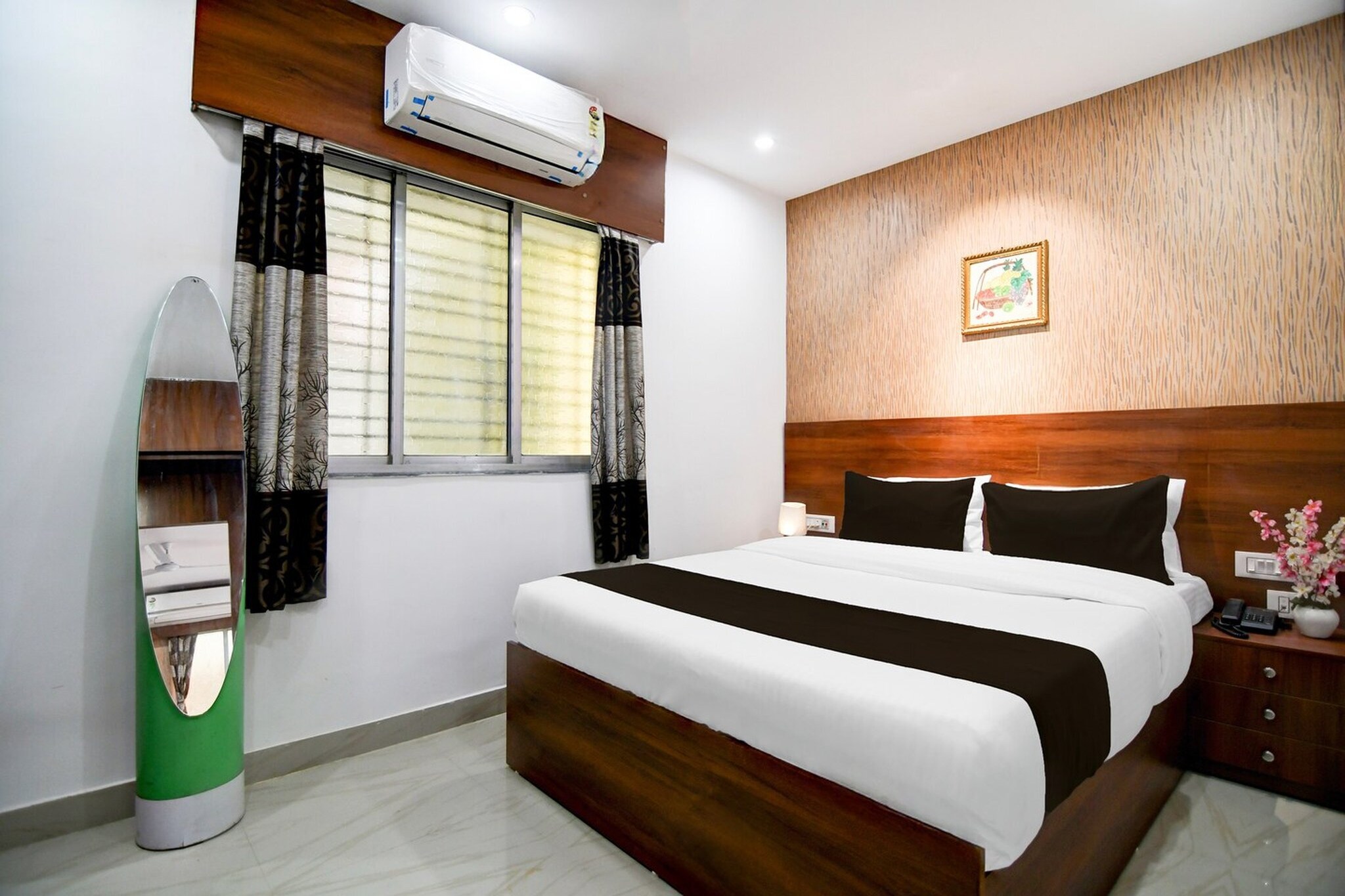 Comfortable Accommodations: Super Collection O Chinar Park Near Airport in Kolkata offers family rooms with air-conditioning, private bathrooms, work desks, and seating areas. Each room includes free toiletries, a bath or shower, TV, and tiled floors.

Essential Facilities: Guests enjoy free WiFi throughout the property, a lift, 24-hour front desk, housekeeping service, room service, and luggage storage. The hotel provides a work desk and a seating area for added convenience.

Convenient Location: Located 2 km from Netaji Subhash Chandra Bose International Airport, the hotel is 8 km from Dumdum Metro Station, 11 km from M G Road Metro Station, and 16 km from Eden Gardens. Nearby attractions include Victoria Memorial and Indian Museum.

Unmarried couples are warmly welcome at this property.
Guests with local ID proof are warmly welcome.
Apologies, but we are currently unable to host foreign nationals at this property.
Early Check-In Policy: A full dayâ€™s room rate will be charged for check-ins before 6:00 AM. Complimentary early check-in is available between 6:00 AM and 10:00 AM, subject to room availability.
Check-in is only available to guests aged 18 and above. Please provide a government-issued ID to confirmÂ yourÂ age.
