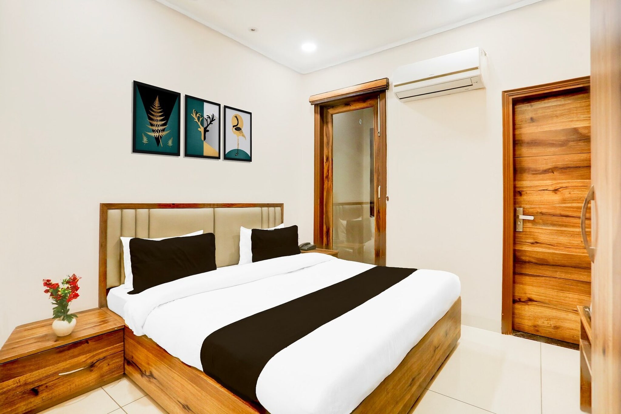 Comfortable Accommodations: Super Collection O City Center Ludhiana Formerly MMC Inn in Ludhiana offers family rooms with air-conditioning, private bathrooms, work desks, and seating areas. Each room includes free toiletries, bath or shower, TV, and tiled floors.

Essential Facilities: Guests enjoy free WiFi throughout the property, a lift, 24-hour front desk, housekeeping service, room service, and luggage storage. The hotel provides a comfortable and convenient stay with all necessary amenities.

Convenient Location: Located 12 km from Ludhiana Airport, the hotel is an 18-minute walk from Ludhiana Junction Railway Station. Nearby attractions include Khawaja Kothi Chowk and Iqbal Ganj Road.


Unmarried couples are warmly welcome at this property.

Guests with local ID proof are warmly welcome.

Early Check-In Policy: A full dayâ€™s room rate will be charged for check-ins before 6:00 AM. Complimentary early check-in is available between 6:00 AM and 10:00 AM, subject to room availability.

Check-in is only available to guests aged 18 and above. Please provide a government-issued ID to confirmÂ yourÂ age.


