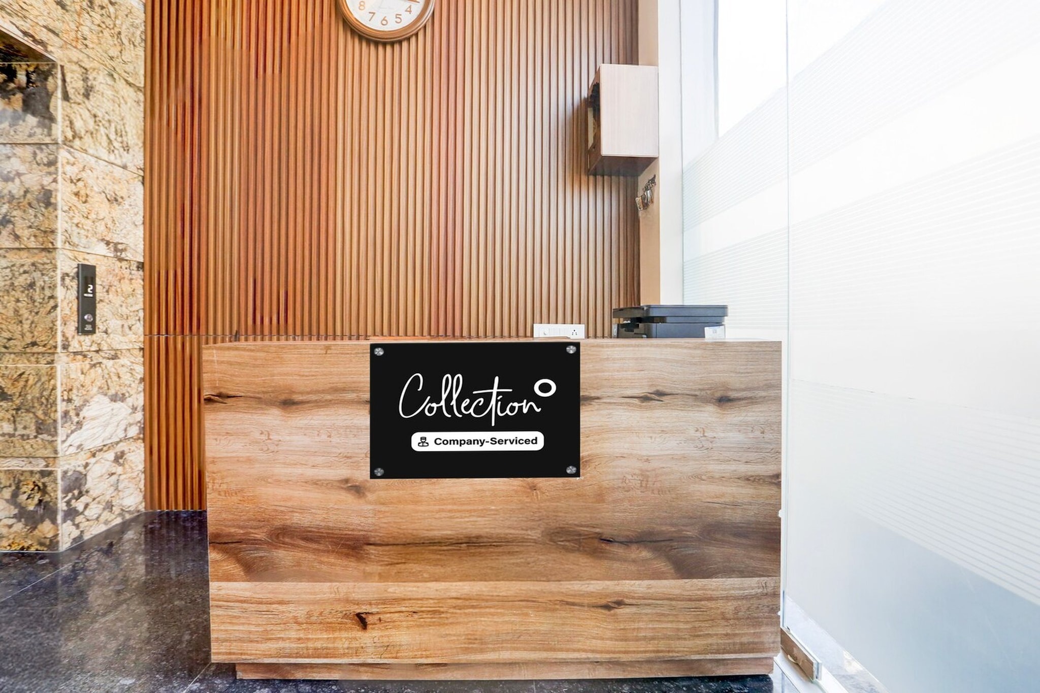 Ground floor: (bedroom(double bed, TV, seating area, air conditioning, Towels incl., telephone), bathroom(bathtub or shower, shower, washbasin, toilet, shampoo, body soap, hot water), Parking, lift)