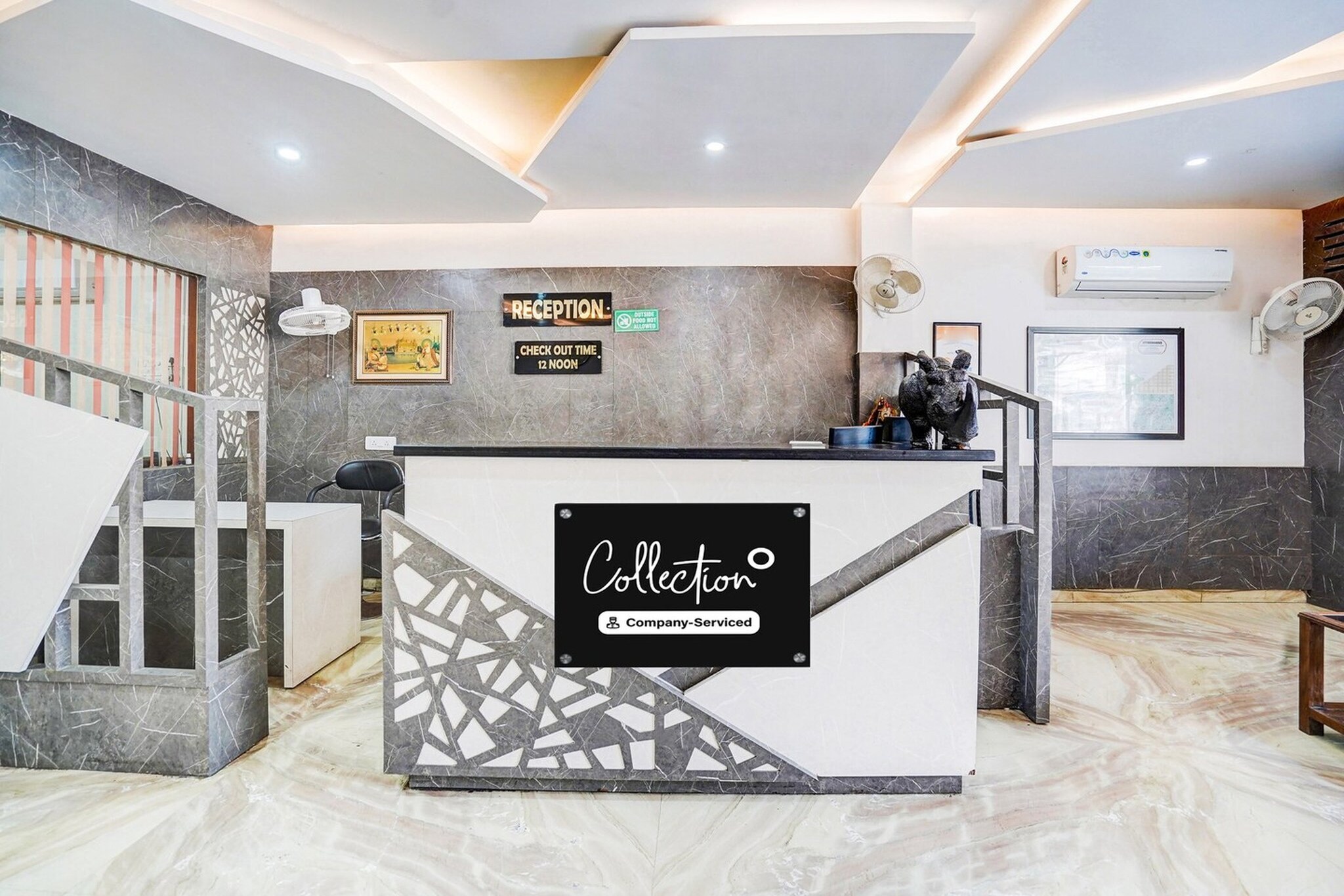 Ground floor: (bedroom(double bed, TV, seating area, air conditioning, Towels incl., telephone), bathroom(bathtub or shower, shower, washbasin, toilet, shampoo, body soap, hot water), Parking)