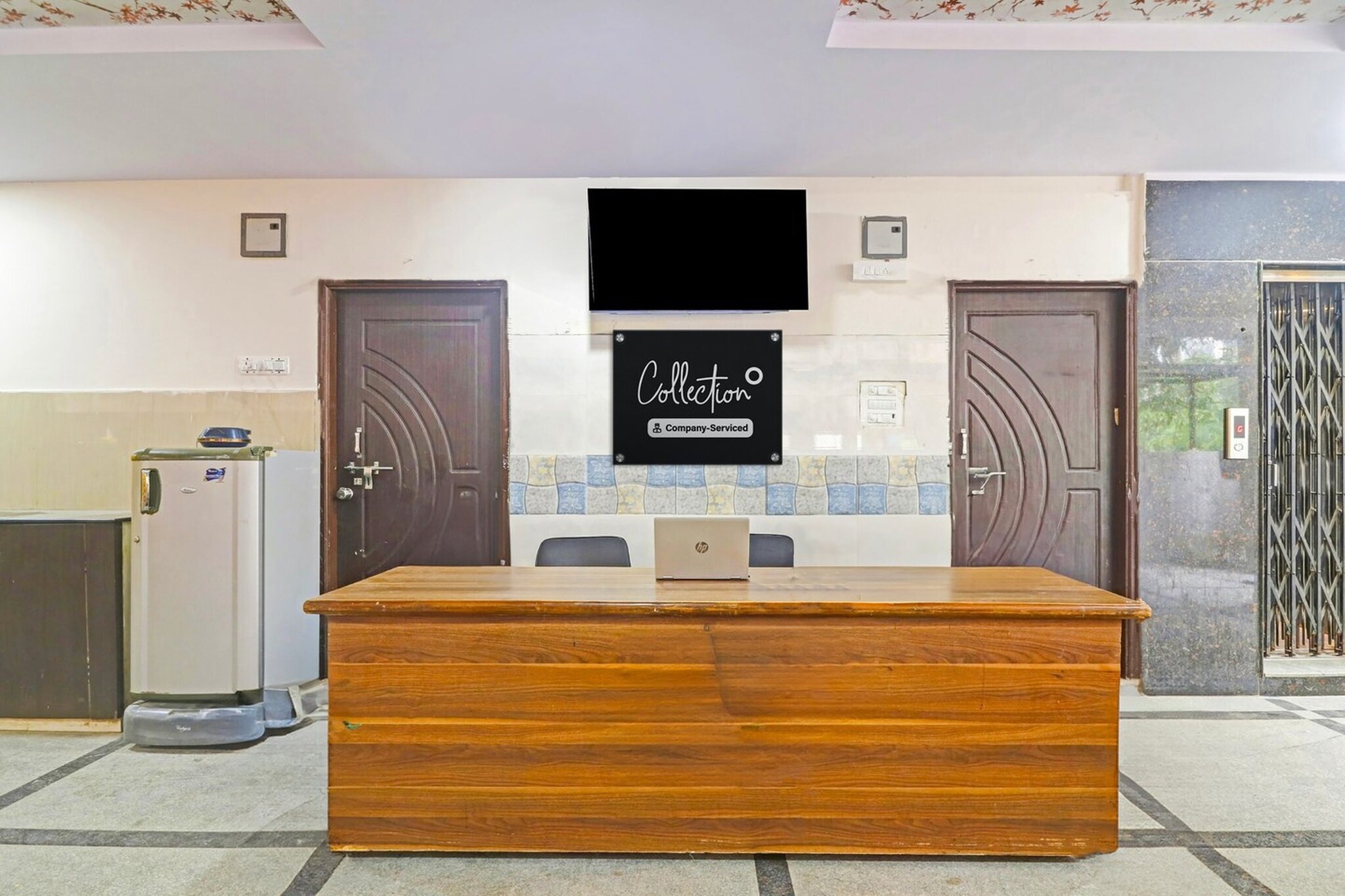 Ground floor: (bedroom(double bed, TV, seating area, air conditioning, Towels incl., telephone), bathroom(bathtub or shower, shower, washbasin, toilet, shampoo, body soap, hot water), Parking, lift)
