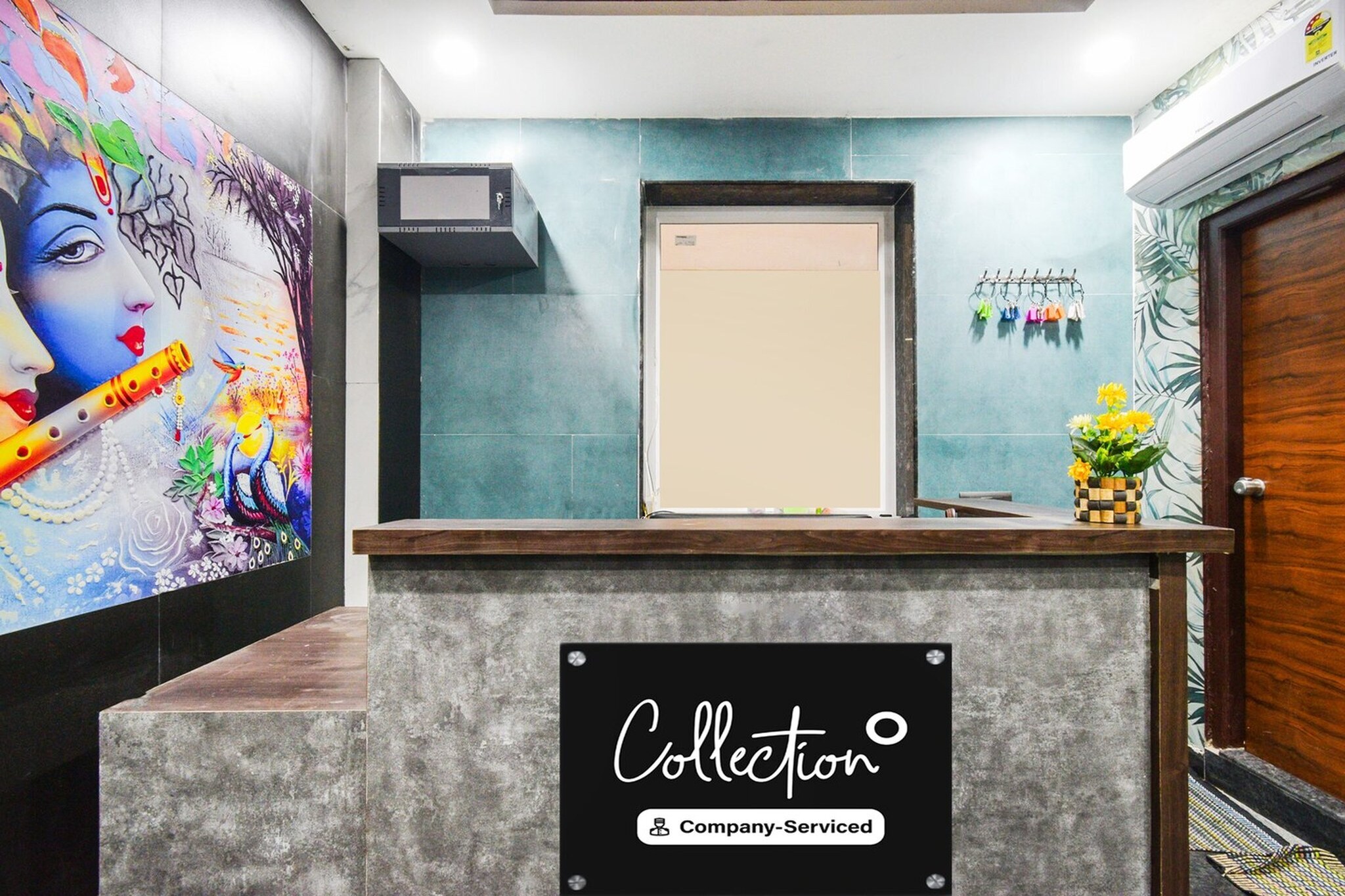 Ground floor: (bedroom(double bed, TV, seating area, air conditioning, Towels incl., telephone), bathroom(bathtub or shower, shower, washbasin, toilet, shampoo, body soap, hot water), Parking, lift)