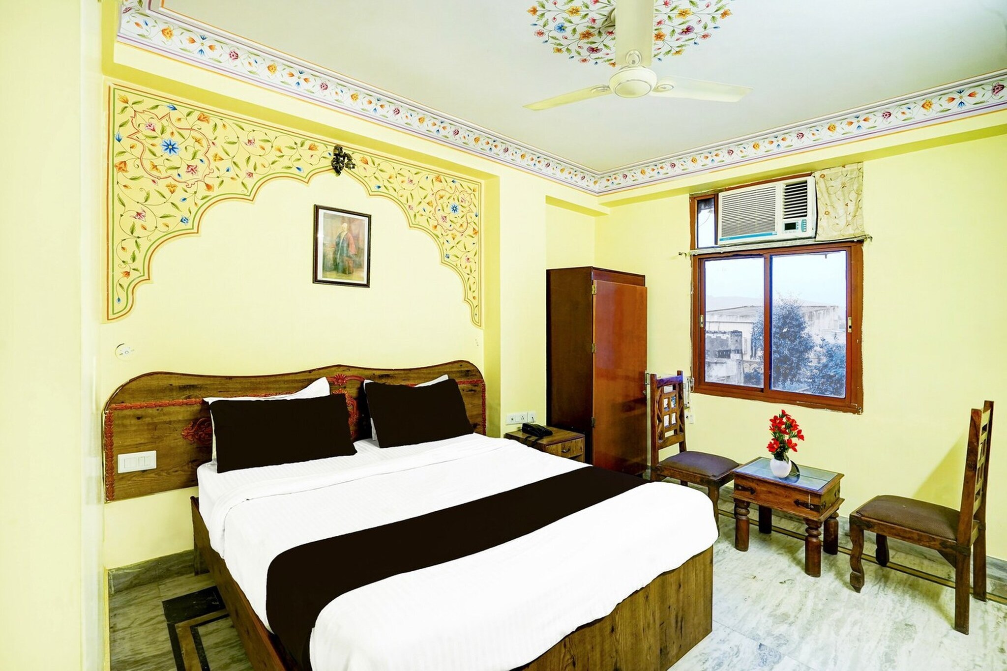 Comfortable Accommodations: Super Collection O Gangapole Amer Road in Jaipur offers family rooms with air-conditioning, private bathrooms, work desks, and free toiletries. Each room includes a seating area, TV, and wardrobe, ensuring a pleasant stay.
Dining and Leisure: The hotel features a family-friendly restaurant serving Indian cuisine in a traditional, modern, and romantic ambience. Guests can enjoy lunch and dinner in a welcoming setting. A bar provides additional leisure options.
Convenient Facilities: The property offers free WiFi throughout, a lounge, lift, 24-hour front desk, housekeeping service, room service, meeting rooms, and luggage storage. Free on-site parking is available for guests.
Nearby Attractions: Located 14 km from Jaipur International Airport, the hotel is close to Jantar Mantar (2 km), City Palace (2 km), and Amber Fort (8 km). Other attractions include Hawa Mahal and Jaigarh Fort within 13 km.
Unmarried couples are warmly welcome at this property.
Guests with local ID proof are warmly welcome.
Early Check-In Policy: A full day’s room rate will be charged for check-ins before 6:00 AM. Complimentary early check-in is available between 6:00 AM and 10:00 AM, subject to room availability.
Check-in is only available to guests aged 18 and above. Please provide a government-issued ID to confirm your age.