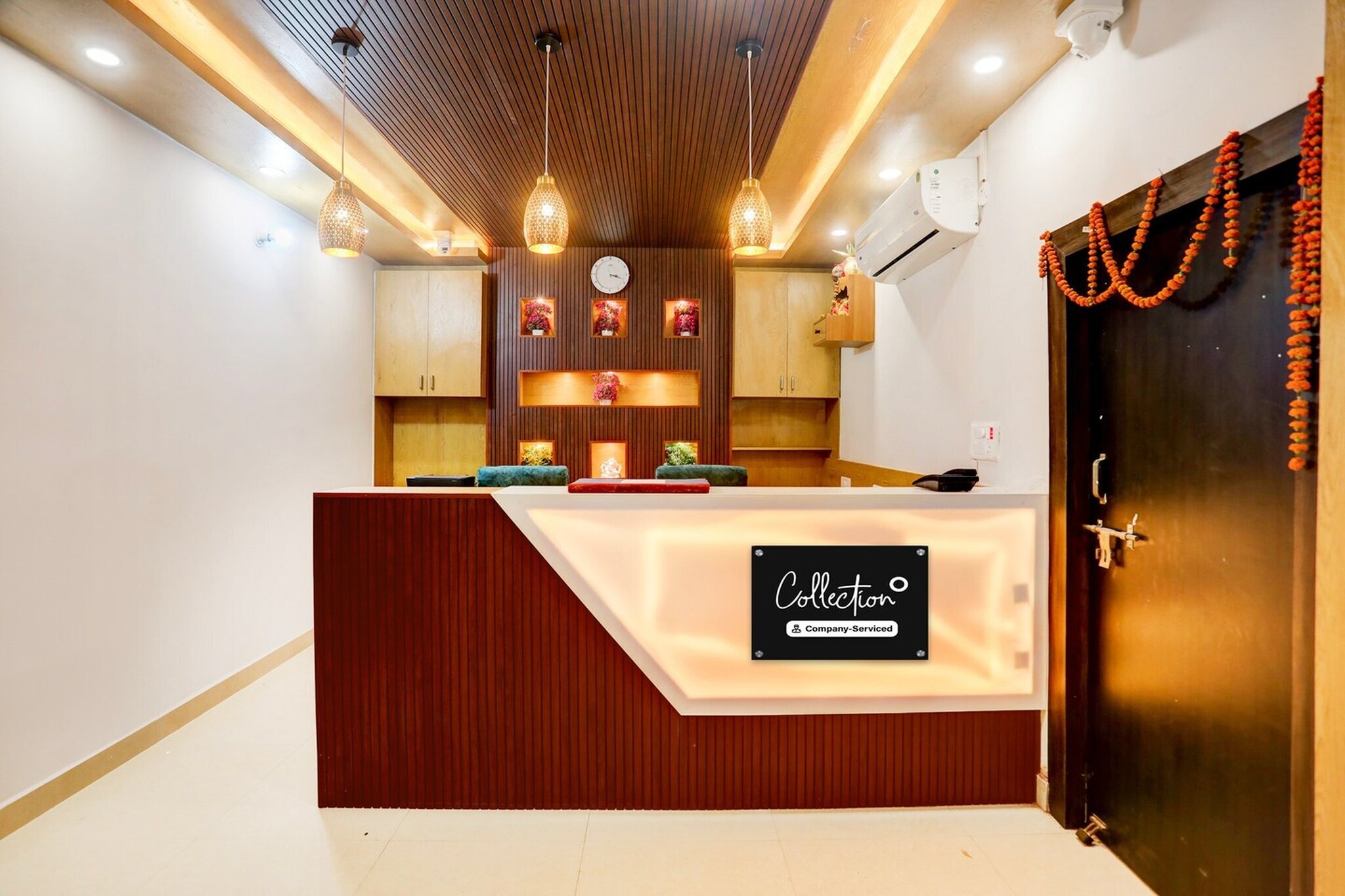 Ground floor: (bedroom(double bed, TV, seating area, air conditioning, Towels incl., telephone), bathroom(bathtub or shower, shower, washbasin, toilet, shampoo, body soap, hot water), Parking, lift)