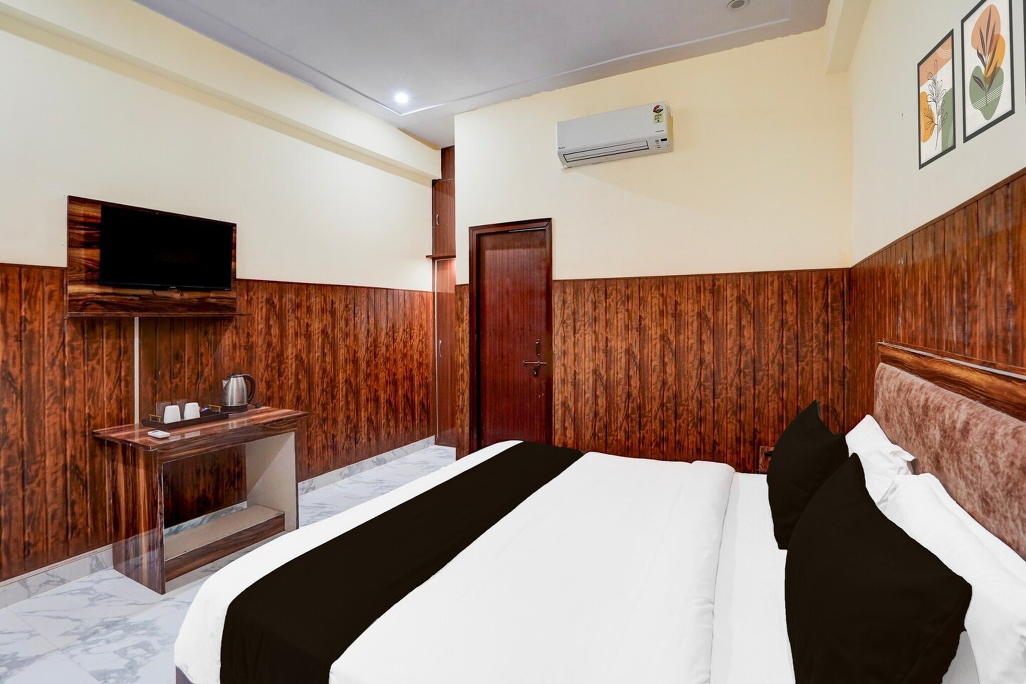 Comfortable Accommodations: Super Collection O Govind Vihar Matiyari Formerly Saffron in Lucknow offers family rooms with air-conditioning, private bathrooms, work desks, and seating areas. Each room includes free toiletries, bath or shower, TV, and wardrobe.

Essential Facilities: Guests enjoy free WiFi throughout the property, a lift, 24-hour front desk, housekeeping service, room service, and luggage storage. Continental breakfast is available each morning.

Convenient Location: Located 22 km from Chaudhary Charan Singh International Airport, the hotel is near attractions such as Lucknow University (12 km), Indira Gandhi Pratishthan (3 km), Ambedkar Park (8 km), KD Singh Stadium (11 km), and Lucknow Junction Railway Station (13 km).

Unmarried couples are warmly welcome at this property.
Guests with local ID proof are warmly welcome.

Early Check-In Policy: A full day’s room rate will be charged for check-ins before 6:00 AM. Complimentary early check-in is available between 6:00 AM and 10:00 AM, subject to room availability.
Check-in is only available to guests aged 18 and above. Please provide a government-issued ID to confirm your age.
