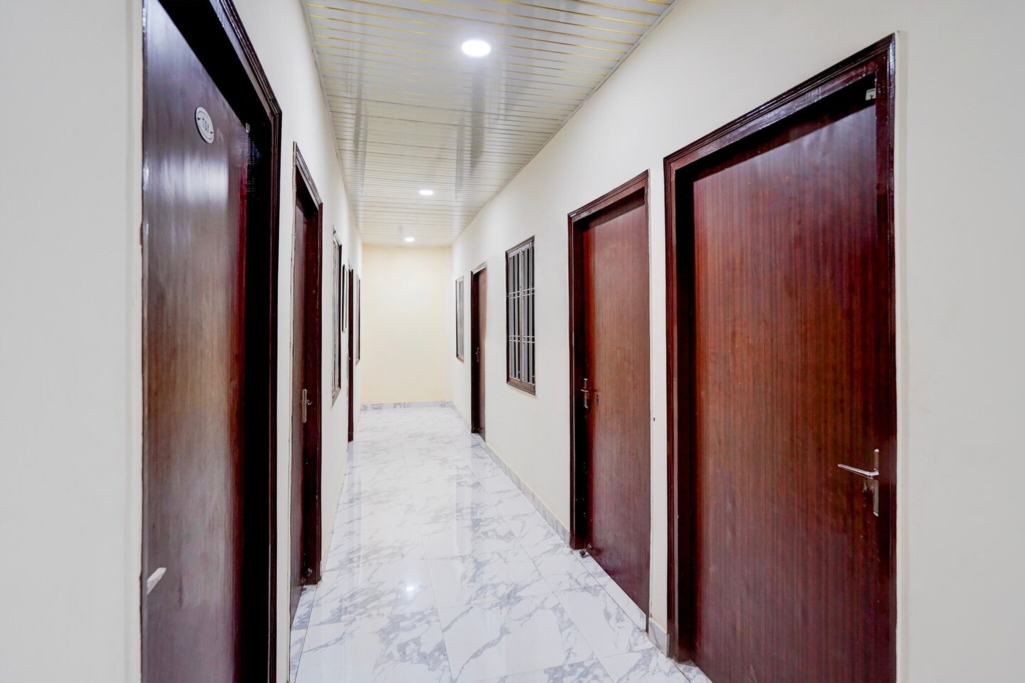 Ground floor: (bedroom(double bed, TV, seating area, air conditioning, Towels incl., telephone), bathroom(bathtub or shower, shower, washbasin, toilet, shampoo, body soap, hot water), Parking, lift)