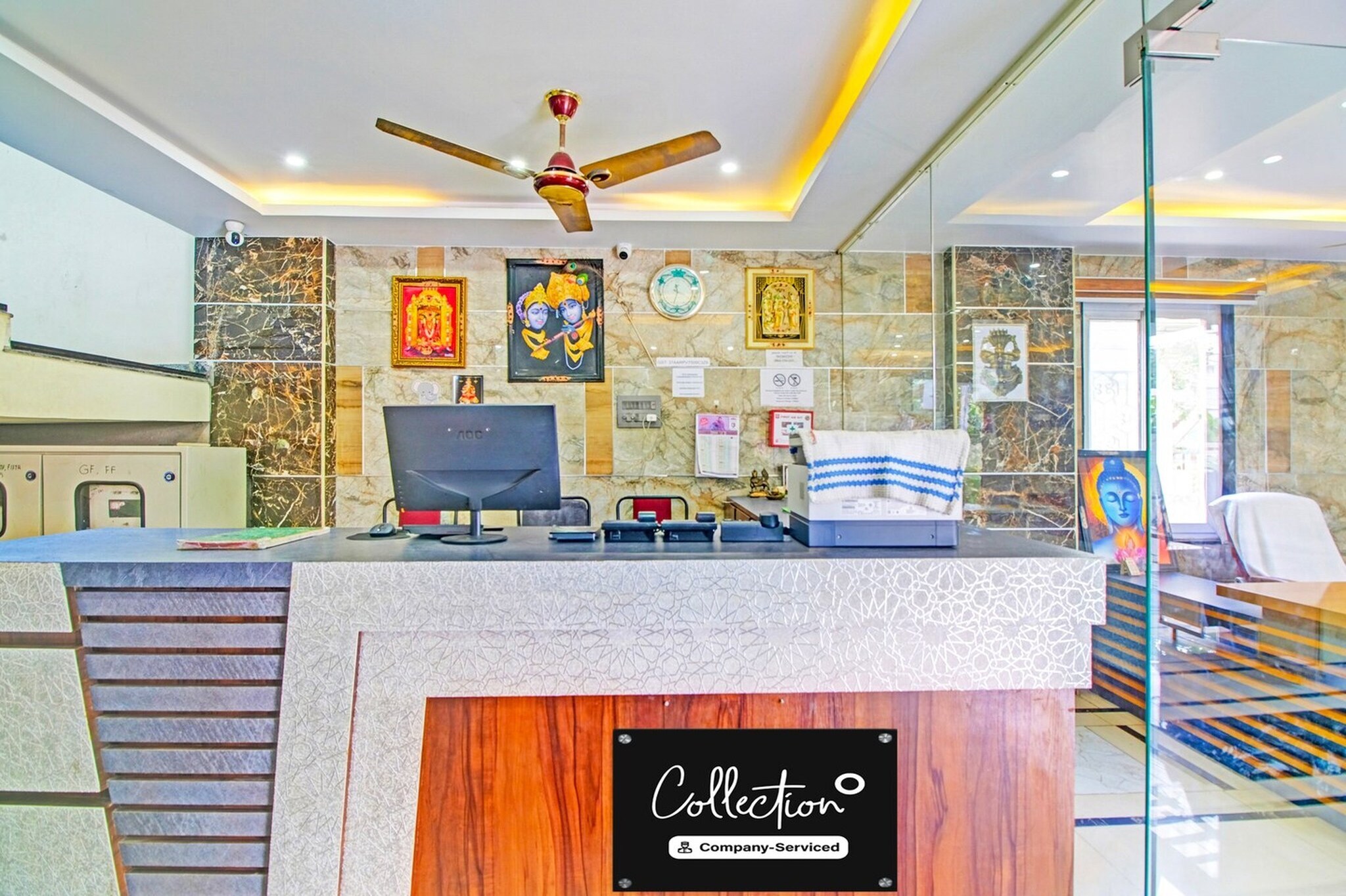 Ground floor: (bedroom(double bed, TV, seating area, air conditioning, Towels incl., telephone), bathroom(bathtub or shower, shower, washbasin, toilet, shampoo, body soap, hot water), parking, lift)