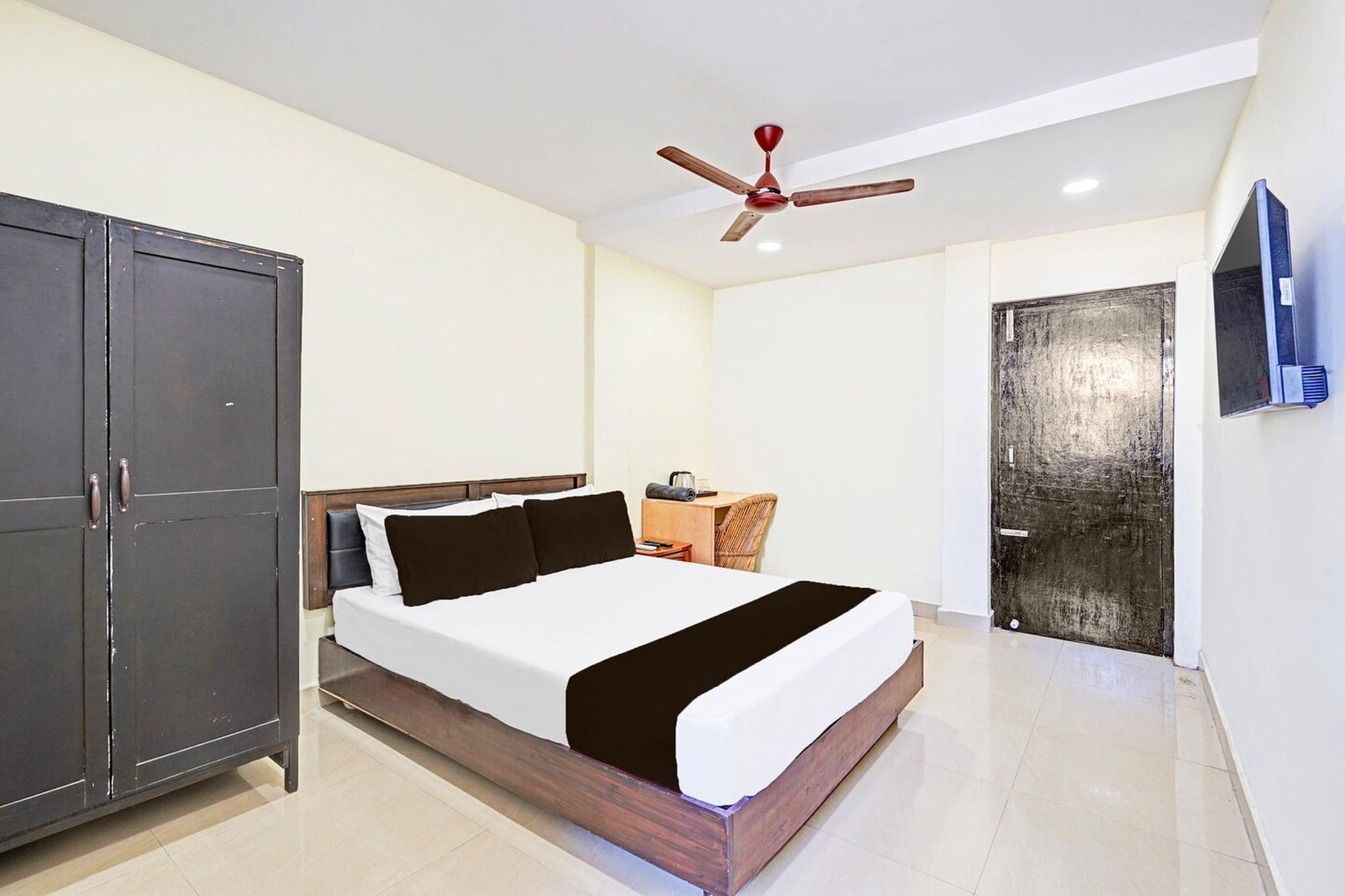 Comfortable Accommodations: Super Collection O Guduvancheri Railway Station in Chennai offers family rooms with air-conditioning, private bathrooms, and free WiFi throughout the property. Each room includes a work desk, seating area, TV, and wardrobe.

Convenient Facilities: Guests benefit from a 24-hour front desk, room service, and a continental breakfast. Additional amenities include a fireplace, free toiletries, and a shower.

Prime Location: Located 23 km from Chennai International Airport, the hotel is near attractions such as Arignar Anna Zoological Park (5 km), Madras Medical College (31 km), and Chennai Trade Centre (32 km). Highly rated by guests.

Unmarried couples are warmly welcome at this property.
Guests with local ID proof are warmly welcome.
Early Check-In Policy: A full dayâ€™s room rate will be charged for check-ins before 6:00 AM. Complimentary early check-in is available between 6:00 AM and 10:00 AM, subject to room availability.
Check-in is only available to guests aged 18 and above. Please provide a government-issued ID to confirmÂ yourÂ age.
