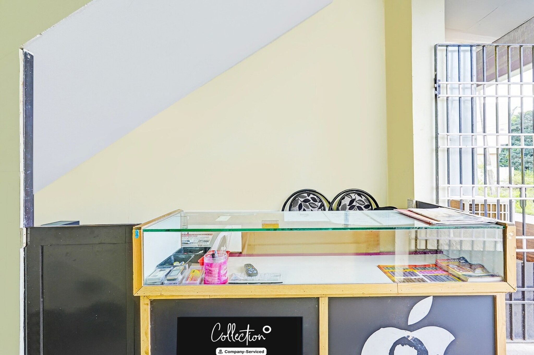 Ground floor: (bedroom(double bed, TV, seating area, air conditioning, Towels incl., telephone), bathroom(bathtub or shower, shower, washbasin, toilet, shampoo, body soap, hot water), Parking)