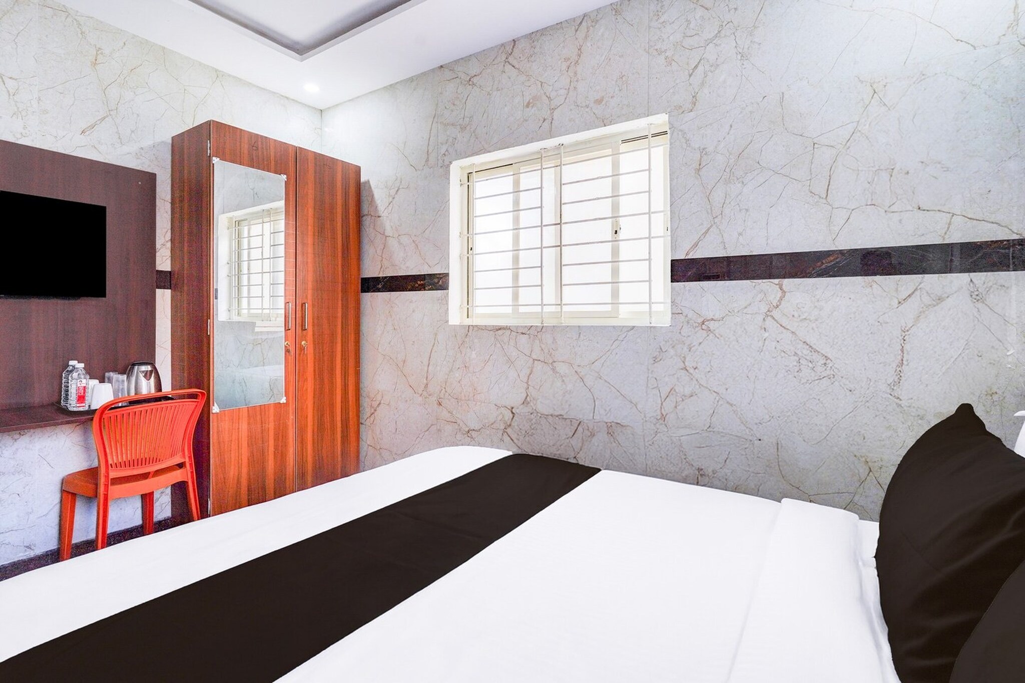 Comfortable Accommodations: Super Collection O ITPL Bangalore offers comfortable rooms with air-conditioning, private bathrooms, work desks, and seating areas. Each room includes free toiletries, bath or shower, TV, tiled floors, and a wardrobe.
Essential Facilities: Guests enjoy free WiFi throughout the property, a lift, 24-hour front desk, housekeeping service, family rooms, room service, and luggage storage. The hotel ensures a pleasant and convenient stay.
Convenient Location: Located 41 km from Kempegowda International Airport, the hotel is near attractions such as The Heritage Centre & Aerospace Museum (5 km), Brigade Road (13 km), and Cubbon Park (15 km).
Unmarried couples are warmly welcome at this property.
Guests with local ID proof are warmly welcome.
Early Check-In Policy: A full day’s room rate will be charged for check-ins before 6:00 AM. Complimentary early check-in is available between 6:00 AM and 10:00 AM, subject to room availability.
Check-in is only available to guests aged 18 and above. Please provide a government-issued ID to confirm your age.