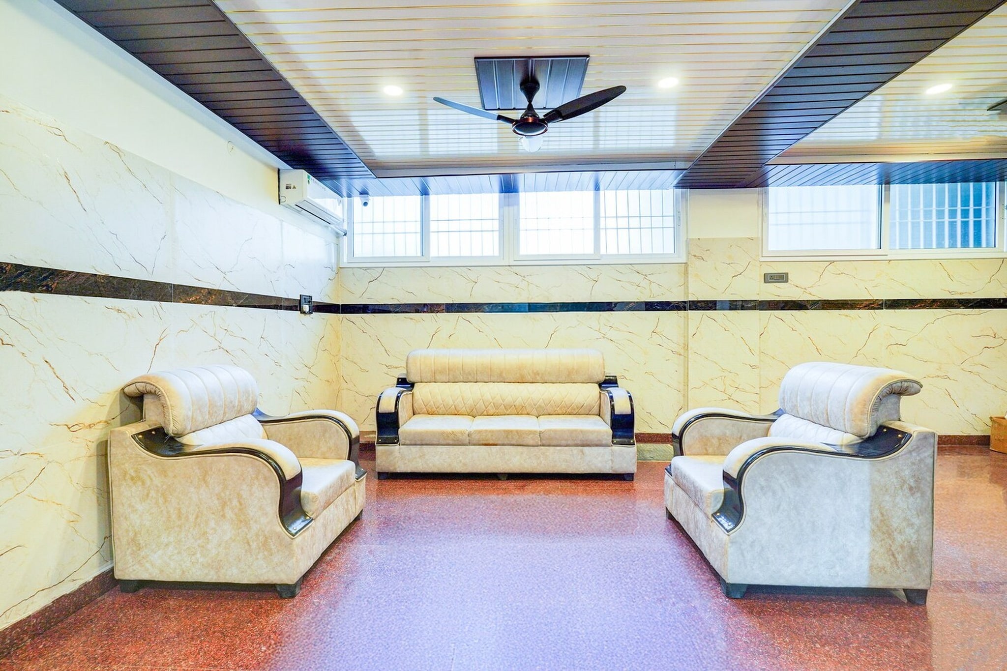 Ground floor: (bedroom(double bed, TV, seating area, air conditioning, Towels incl., telephone), bathroom(bathtub or shower, shower, washbasin, toilet, shampoo, body soap, hot water), Parking, lift)