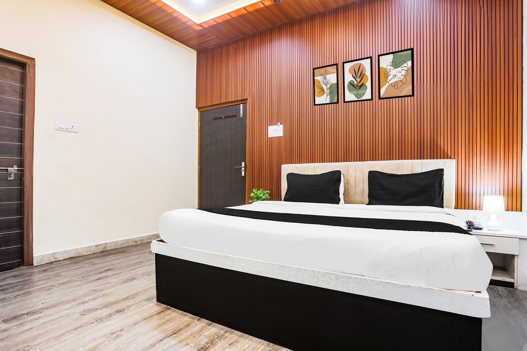 Comfortable Accommodations: Super Collection O Jagannath Mandir Road Formerly Paradise Residency in Varanasi offers family rooms with air-conditioning, private bathrooms, and free WiFi throughout the property. Each room includes a work desk, seating area, TV, and free toiletries.

Dining Experience: The family-friendly restaurant serves Indian cuisine for lunch and dinner. Guests can relax in the lounge or enjoy meals in a welcoming ambience.

Convenient Facilities: The hotel features a children's playground, shared kitchen, and free on-site parking. Additional services include a 24-hour front desk, housekeeping, room service, and a lift.

Nearby Attractions: Assi Ghat is a 6-minute walk away, while Sri Sankata Mochan Hanuman Temple lies 1 km from the property. Other attractions include Harishchandra Ghat (19-minute walk) and Kedar Ghat (2 km). Lal Bahadur Shastri International Airport is 31 km distant.

Unmarried couples are warmly welcome at this property.
Regretfully, we are unable to host guests with local ID proof at this property.

Early Check-In Policy: A full day’s room rate will be charged for check-ins before 6:00 AM. Complimentary early check-in is available between 6:00 AM and 10:00 AM, subject to room availability.
Check-in is only available to guests aged 18 and above. Please provide a government-issued ID to confirm your age.
