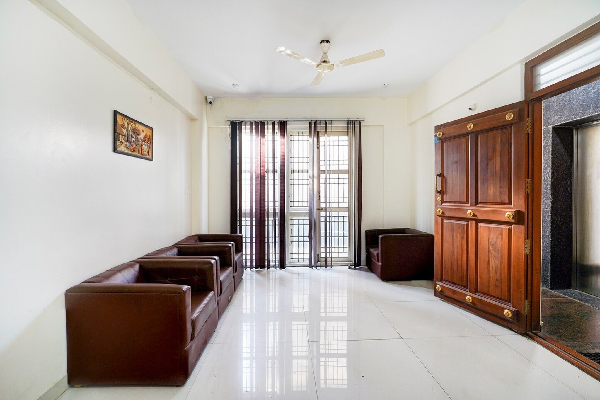 Ground floor: (bedroom(double bed, TV, seating area, air conditioning, Towels incl., telephone), bathroom(bathtub or shower, shower, washbasin, toilet, shampoo, body soap, hot water), Parking)