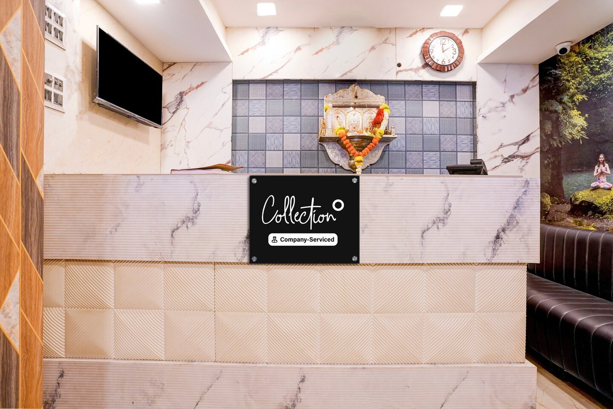 Ground floor: (bedroom(double bed, TV, seating area, air conditioning, Towels incl., telephone), bathroom(bathtub or shower, shower, washbasin, toilet, shampoo, body soap, hot water), Parking)